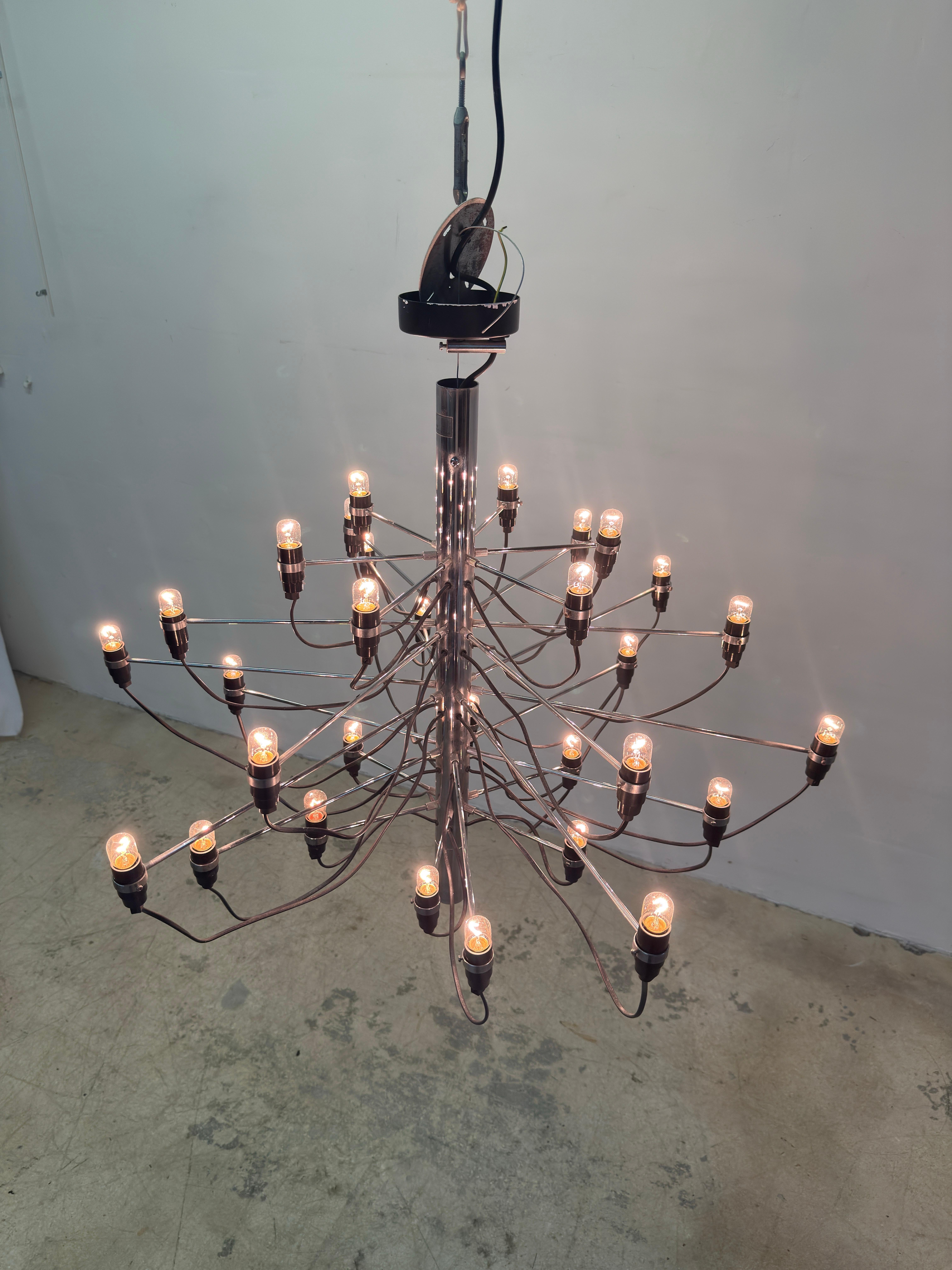 Gino Sarfatti 2097 Lampadario cromato a 30 lampadine per Flos in vendita 1