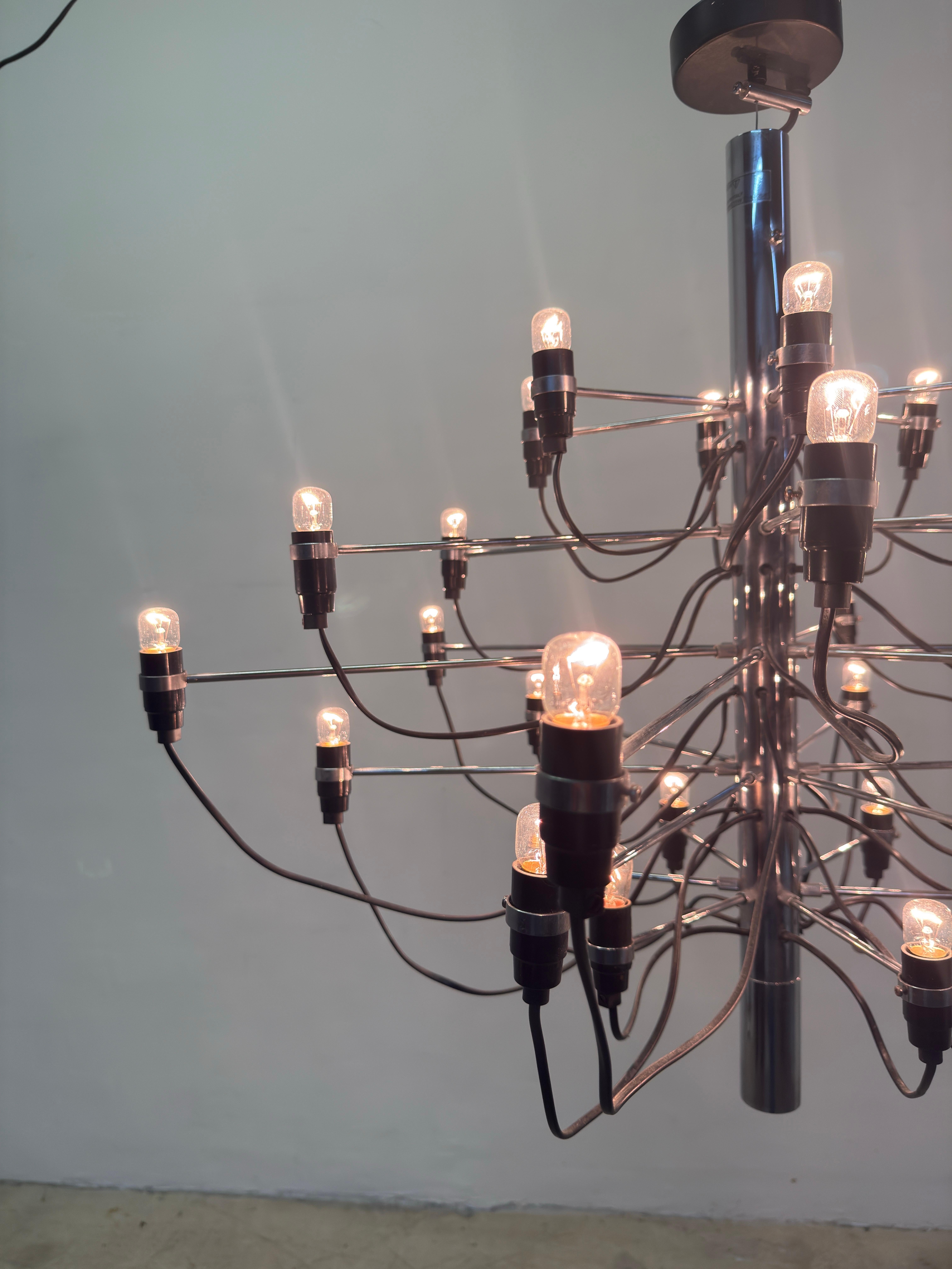 Gino Sarfatti 2097 Lampadario cromato a 30 lampadine per Flos in vendita 2