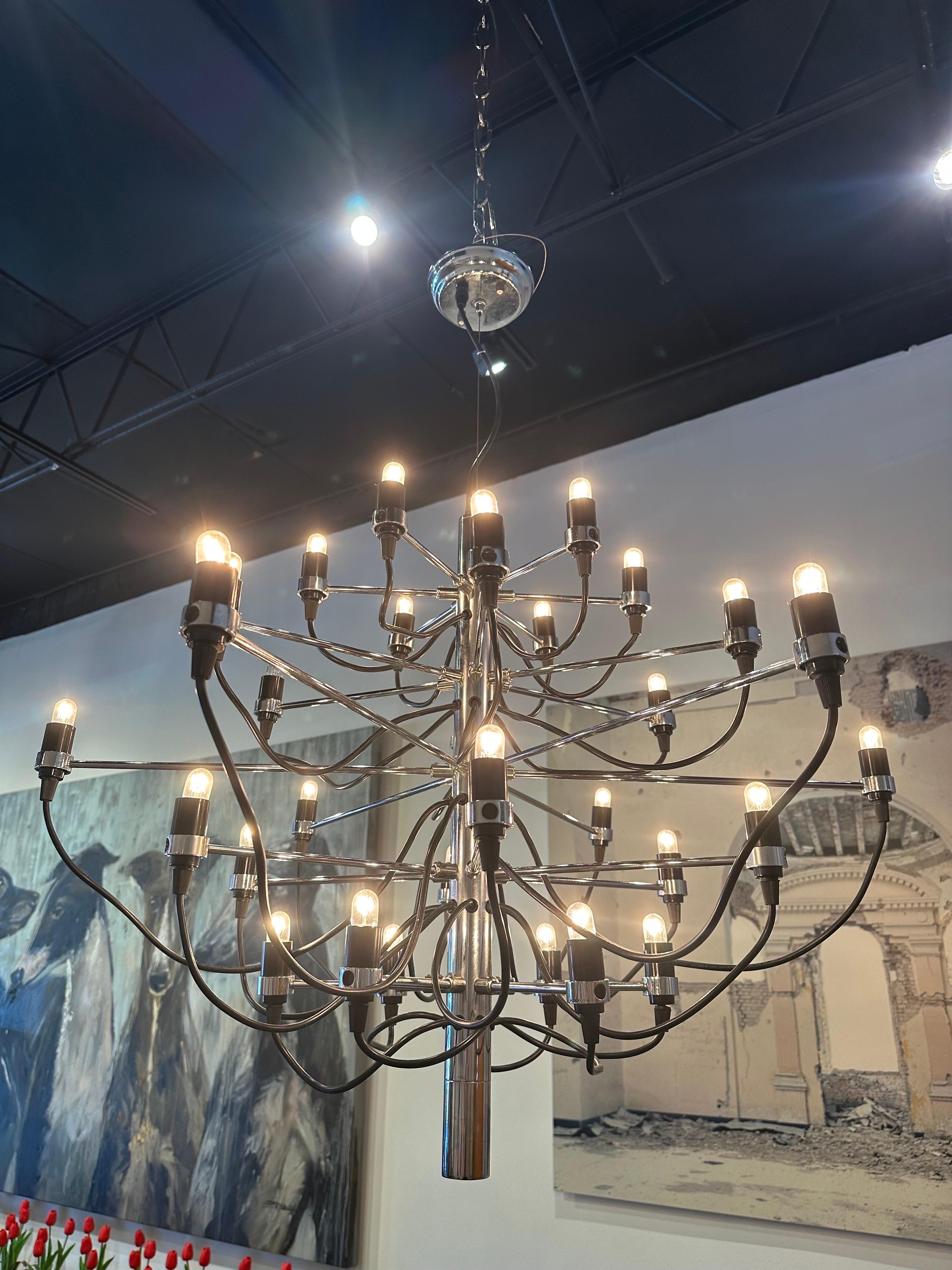Gino Sarfatti 2097/30 Chandelier  In Good Condition For Sale In East Hampton, NY