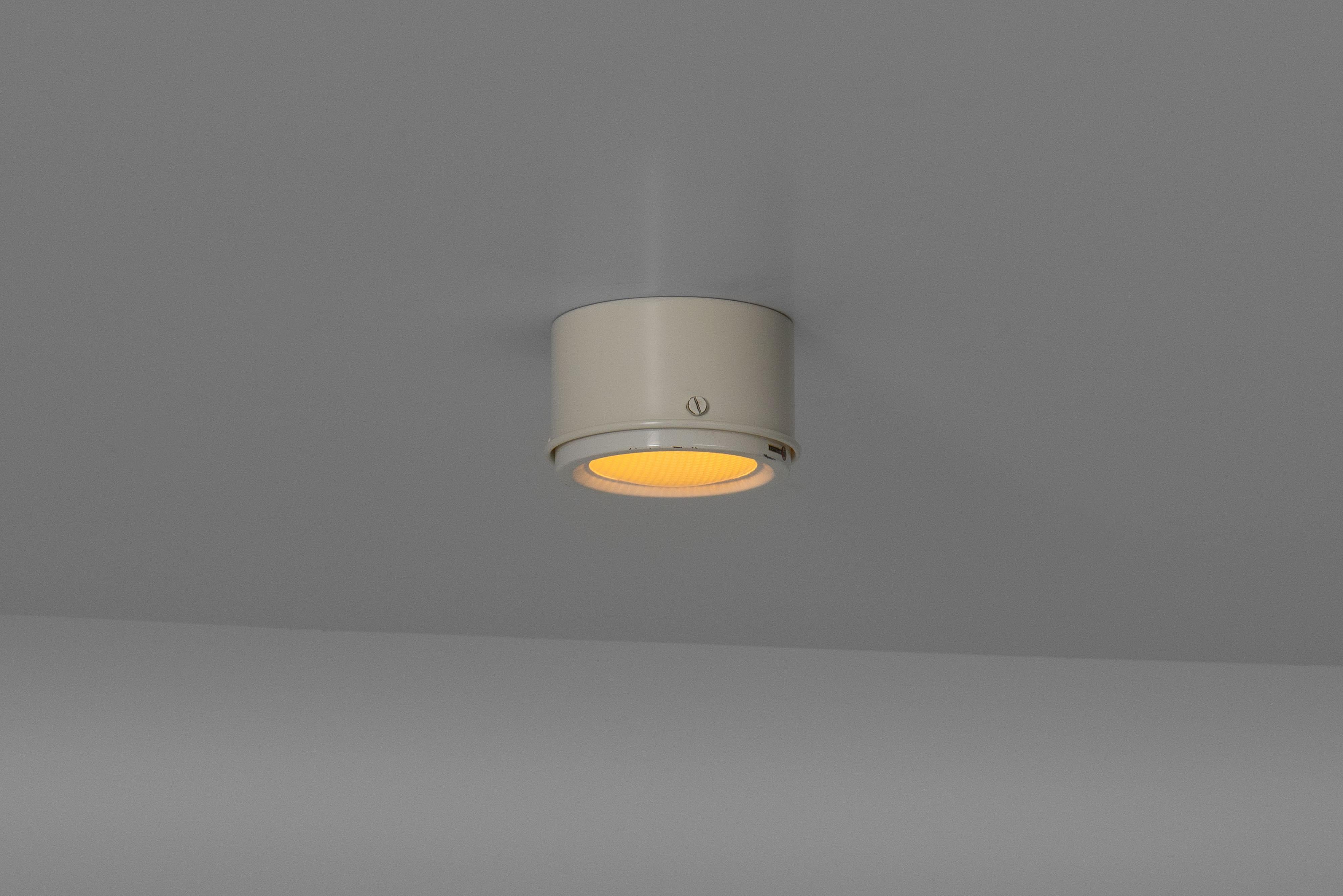 Voici les plafonniers emblématiques, modèle 3055, conçus par Gino Sarfatti et fabriqués par Arteluce en Italie, 1962. Ces lampes classiques sont un bel exemple de l'approche innovante de Sarfatti en matière de design-Light, alliant élégance
