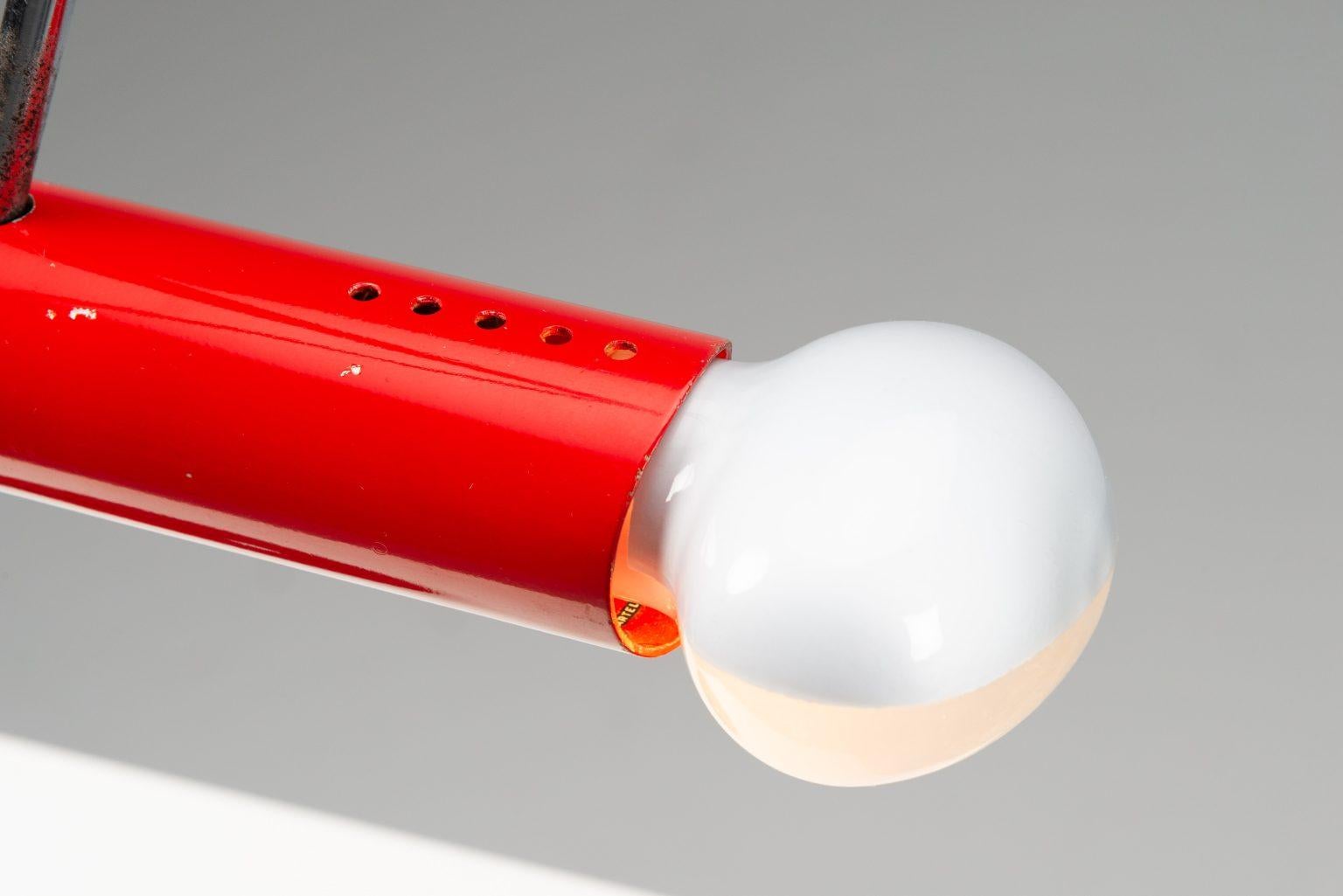 Gino Sarfatti 566 Lámpara de mesa Arteluce en rojo, Italia, 1956 en venta 4