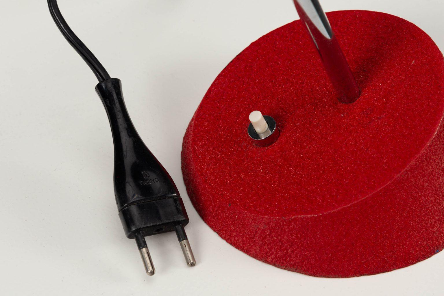 Gino Sarfatti 566 Lámpara de mesa Arteluce en rojo, Italia, 1956 en venta 5