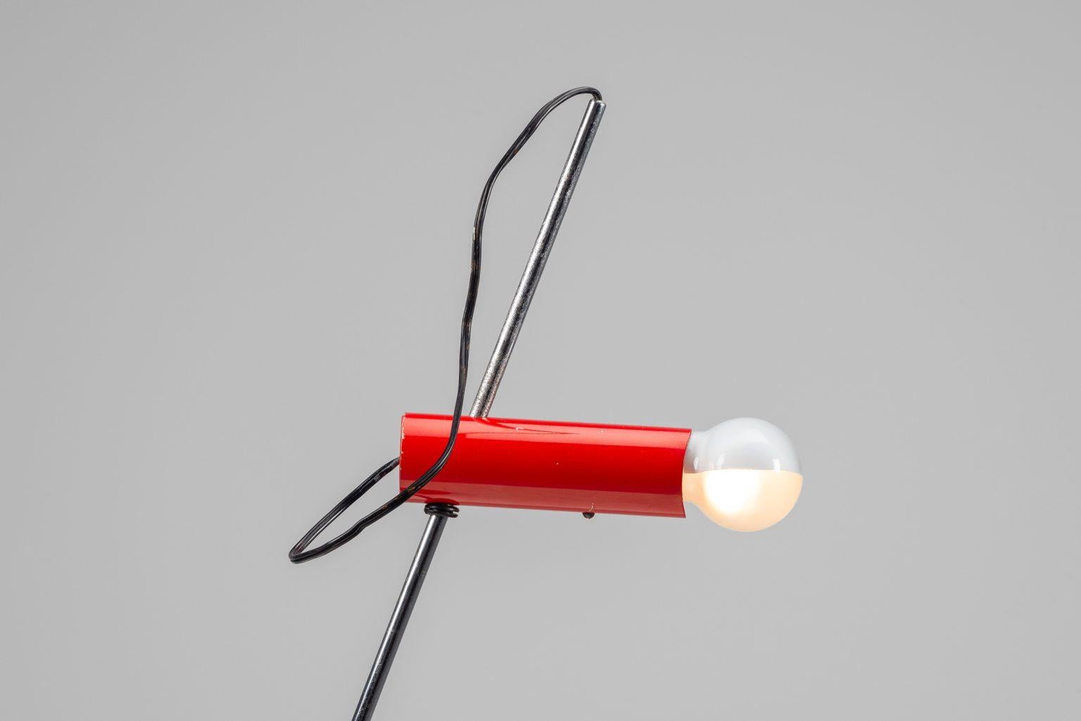 La bella y rara versión roja de la lámpara de sobremesa Modelo 566, diseñada por Gino Sarfatti y fabricada por Arteluce en Italia en 1956, es un asombroso ejemplo del diseño moderno de mediados de siglo. Si piensas en Arteluce o en Gino Sarfatti, es