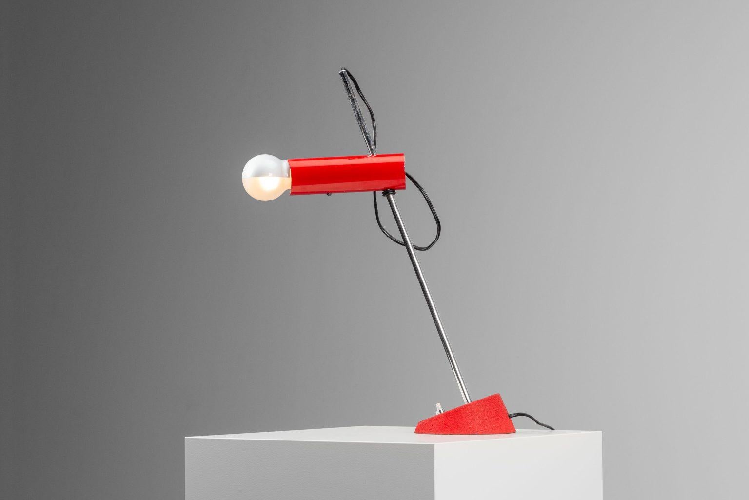 Gino Sarfatti 566 Lámpara de mesa Arteluce en rojo, Italia, 1956 Moderno de mediados de siglo en venta