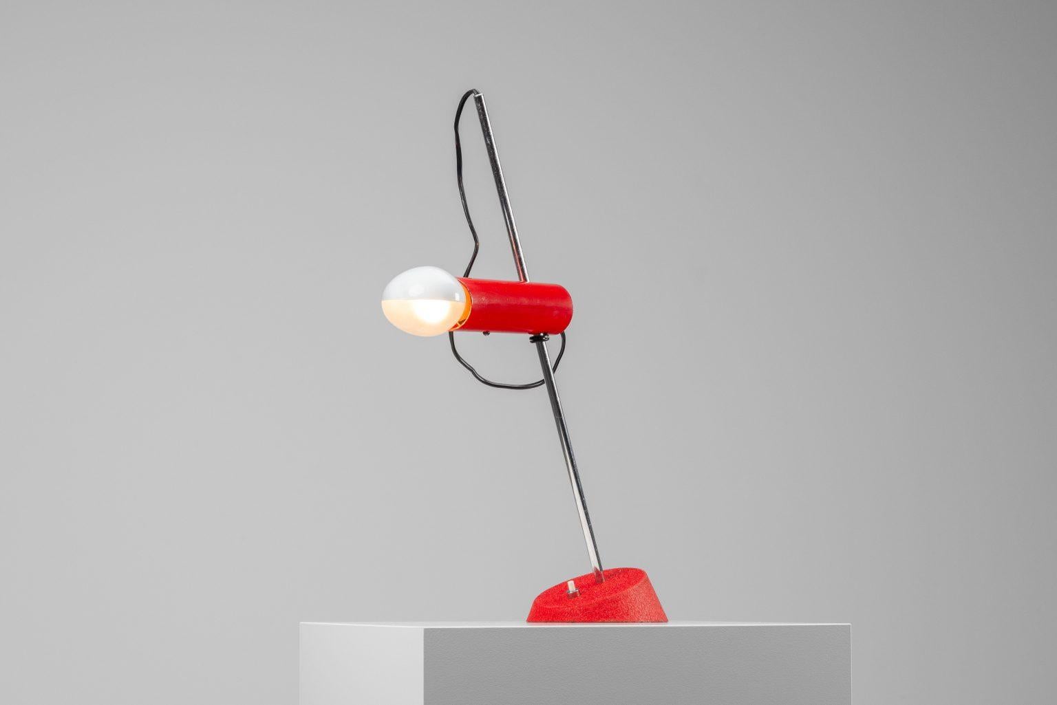 Gino Sarfatti 566 Lámpara de mesa Arteluce en rojo, Italia, 1956 en Bueno estado para la venta en Roosendaal, Noord Brabant