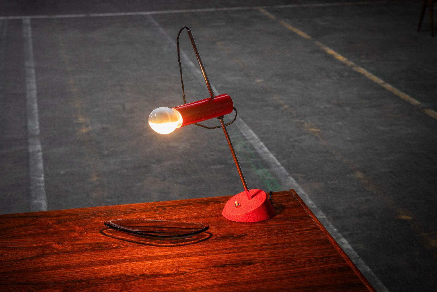 Gino Sarfatti 566 Lámpara de mesa Arteluce en rojo, Italia, 1956 siglo XX en venta