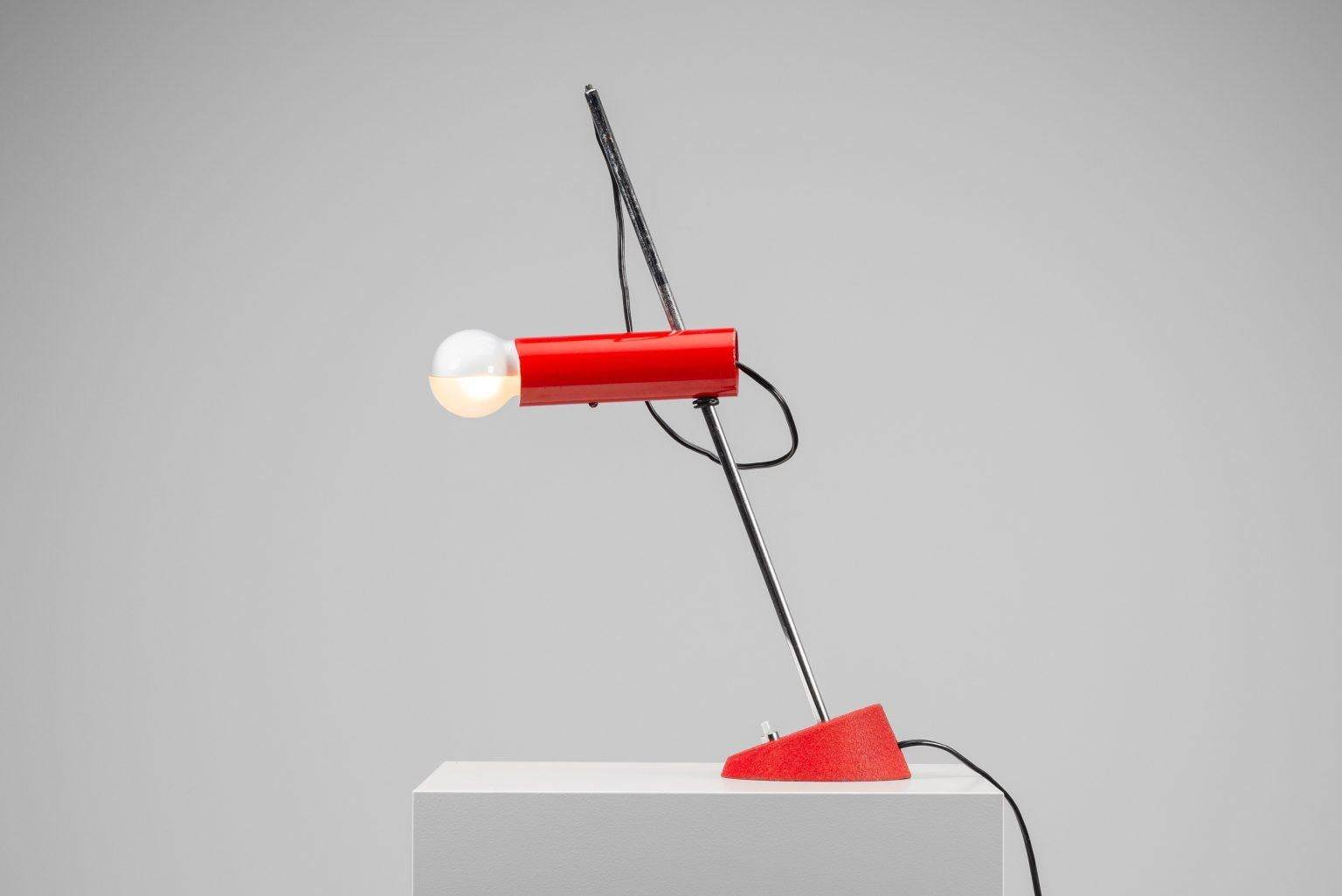 Gino Sarfatti 566 Lámpara de mesa Arteluce en rojo, Italia, 1956 Metal en venta