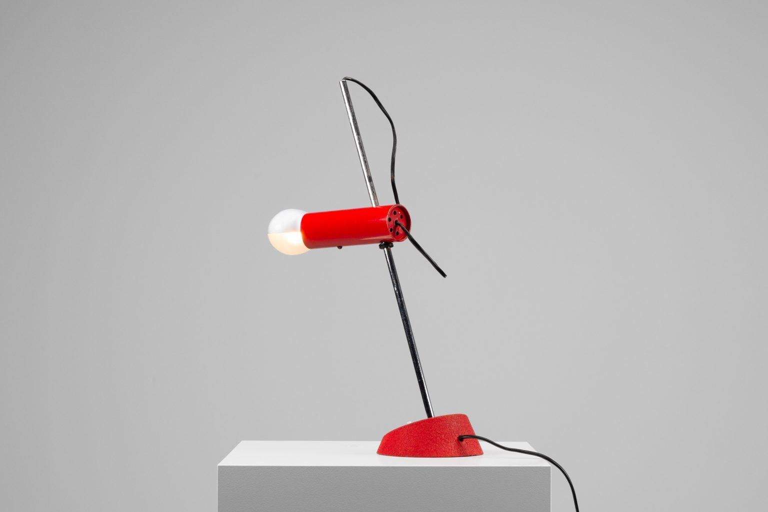 Gino Sarfatti 566 Lámpara de mesa Arteluce en rojo, Italia, 1956 en venta 2