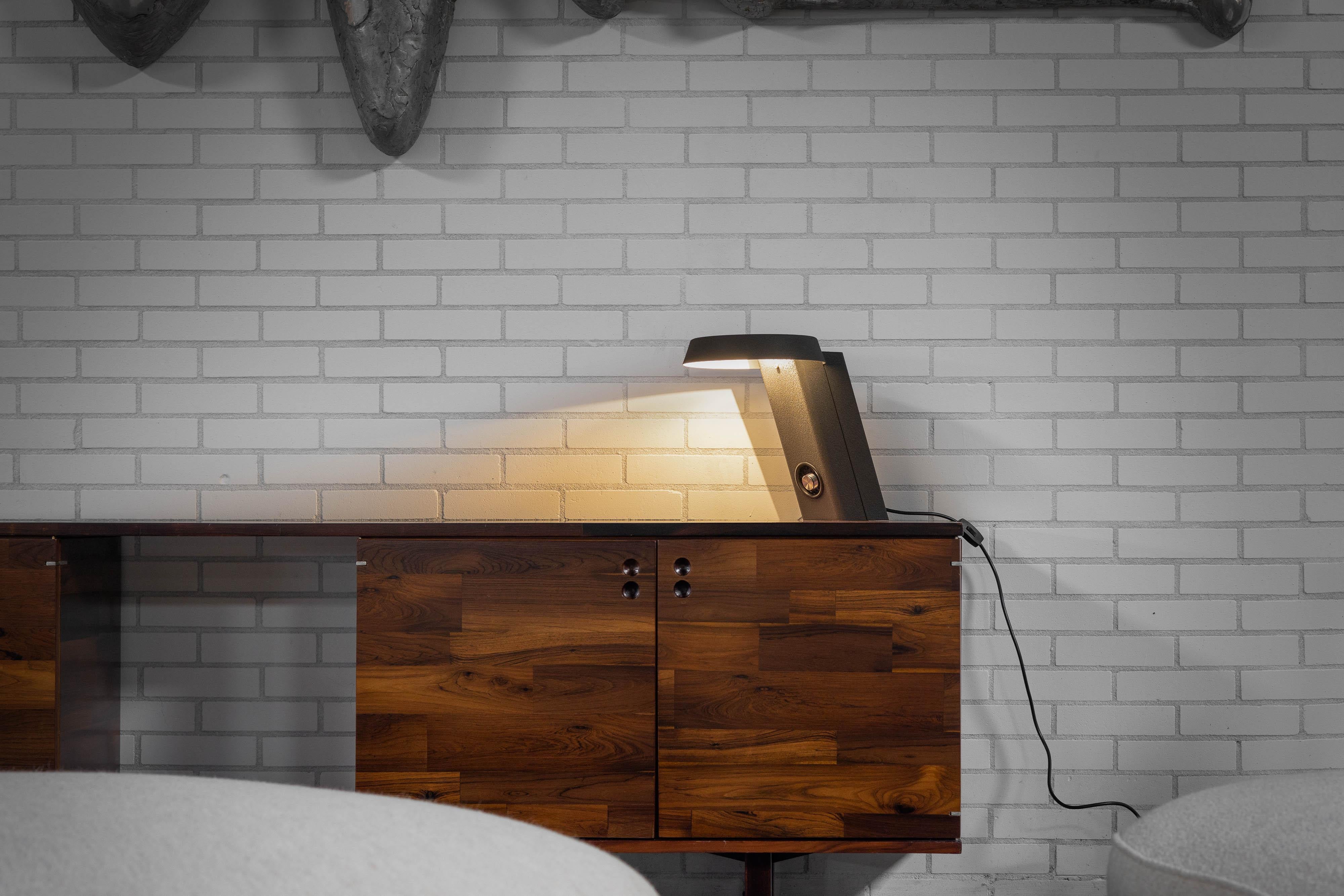 Gino Sarfatti 607 tischlampe von Arteluce Italien 1971 (Moderne der Mitte des Jahrhunderts) im Angebot