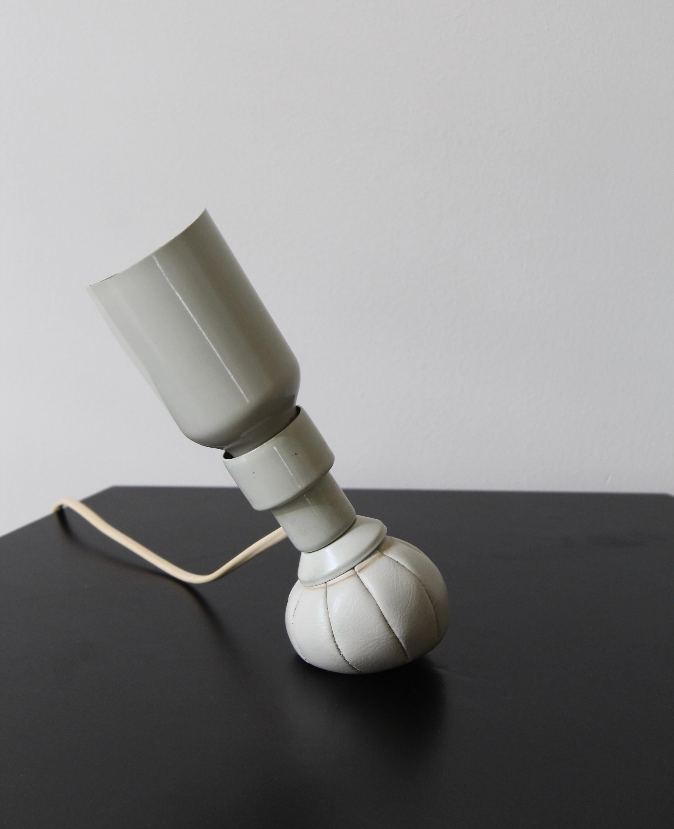 Verstellbare Tischlampe von Gino Sarfatti, weißes Metall, Leder, Arteluce, Italien 1966 im Zustand „Gut“ im Angebot in High Point, NC