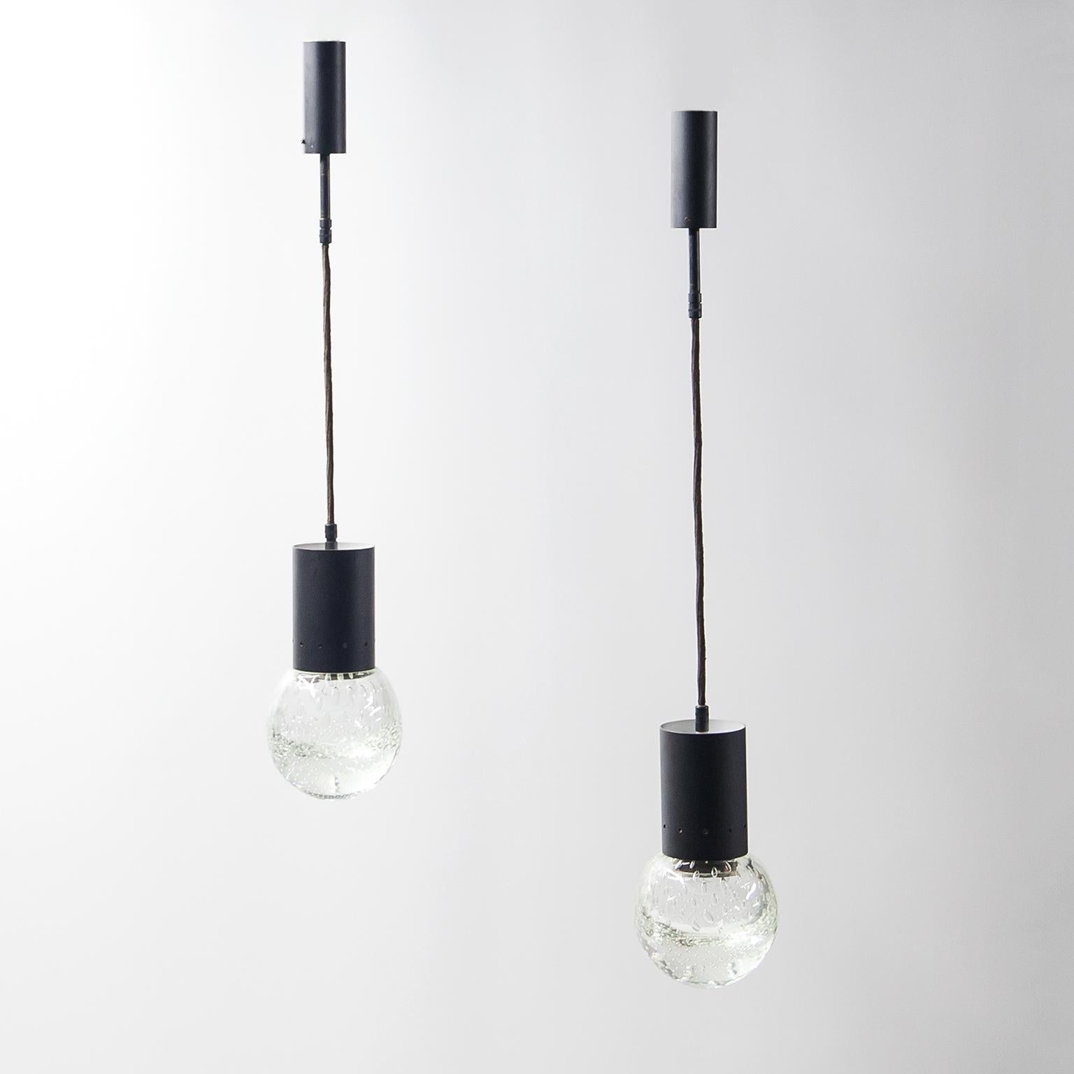 Elegant pendant lamp designed by Gino Sarfatti in collaboration with Archimede Seguso for Arteluce. The lamps consist of a black lacquered brass frame with an E14 lamp holder and hand-blown Murano glass spheres in the bubblicante technique, bubbles