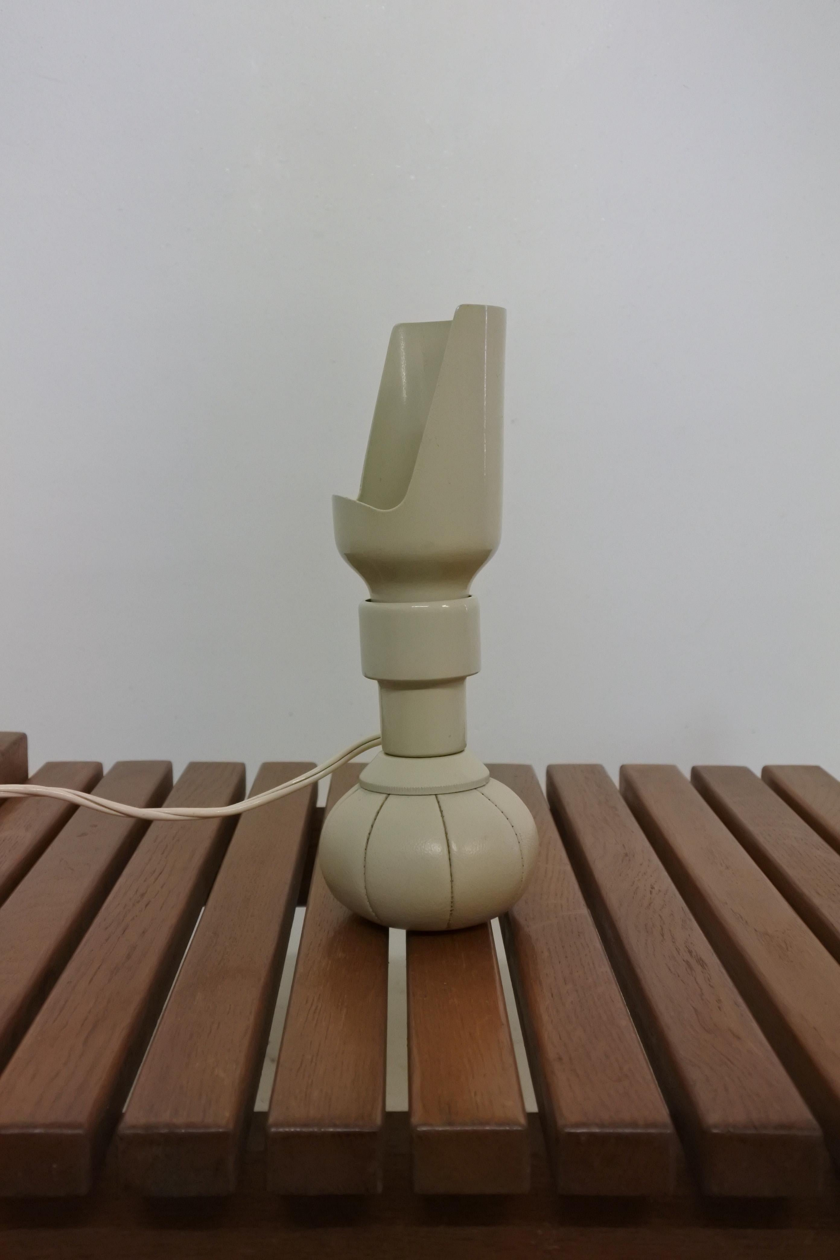 Lampe de table ancienne de Gino Sarfatti & Arteluce.
Modèle 600/p conçu en 1966, fabriqué en Italie.
Réflecteur et douille en aluminium laqué blanc, base en cuir blanc remplie de chevrotine, réglable dans toutes les directions.

Remarquable