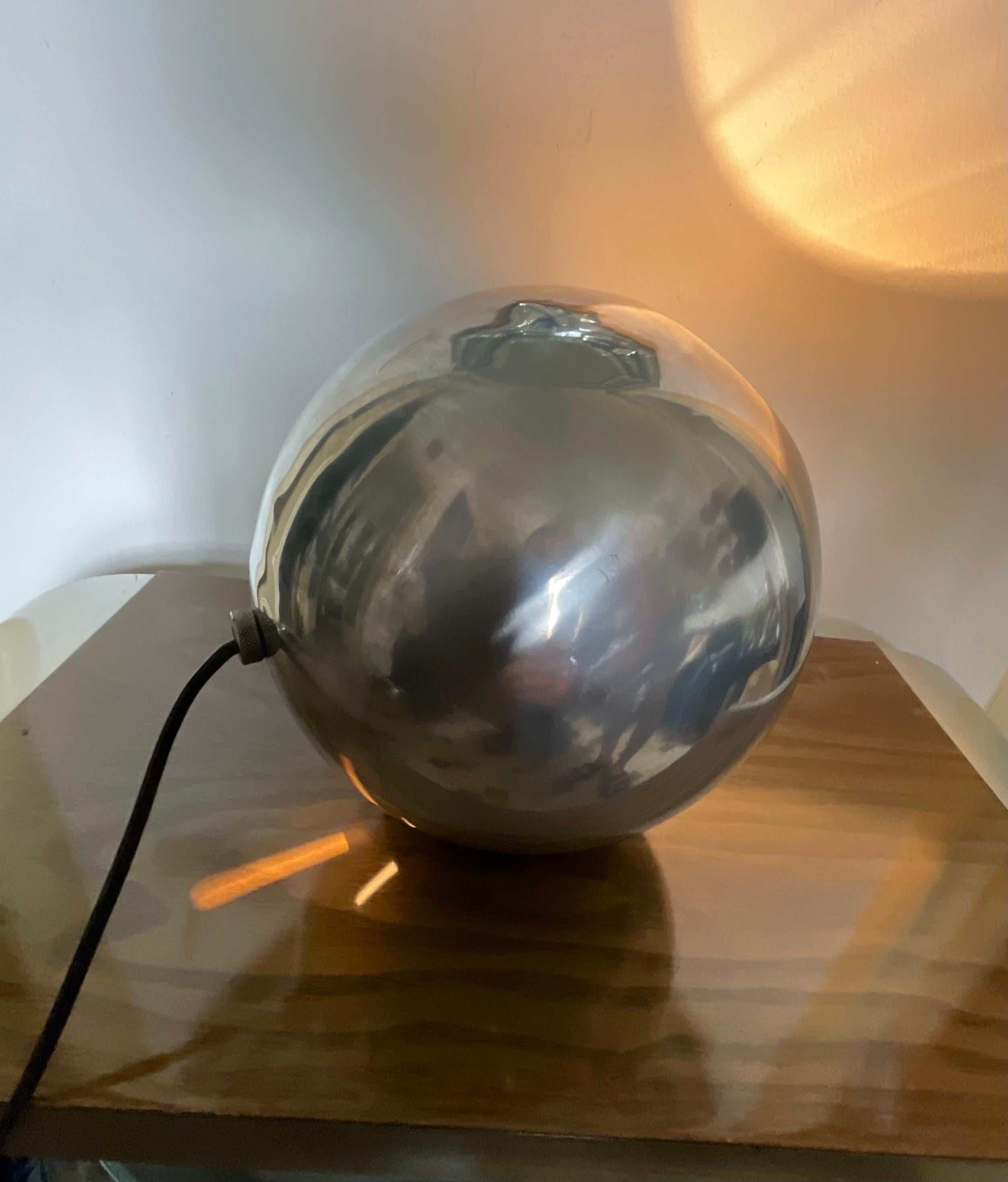 Lampada da tavolo o da terra , creata da GINO SARFATTI, e prodotta dalla ditta da lui fondata ARTELUCE.
Questa lampada modello 586 é stata creata nel 1962 e nel 1964 é stata esposta alla TRIENNALE DI MILANO,  dove é stata molto apprezzata é vinto 1