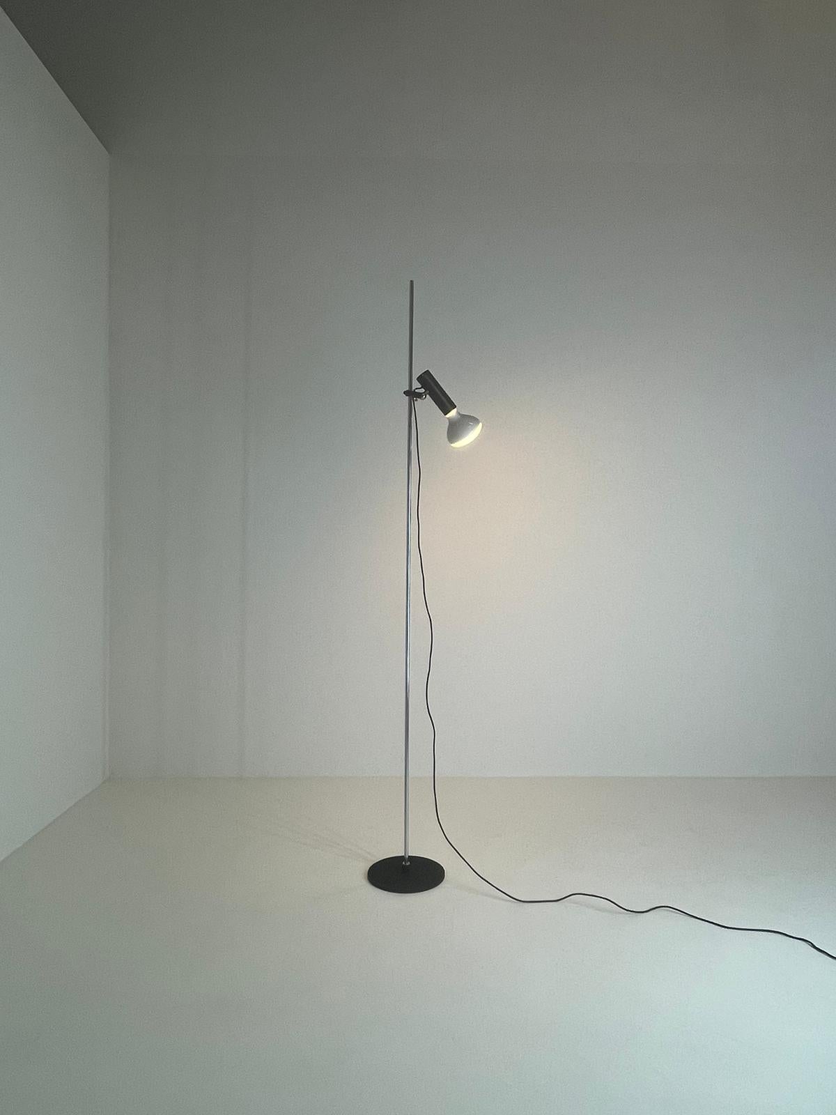Mid-Century Modern Gino Sarfatti Arteluce Mod 1055 Floor Lamp Black Iron Chrome Aluminum Italy 1955 For Sale