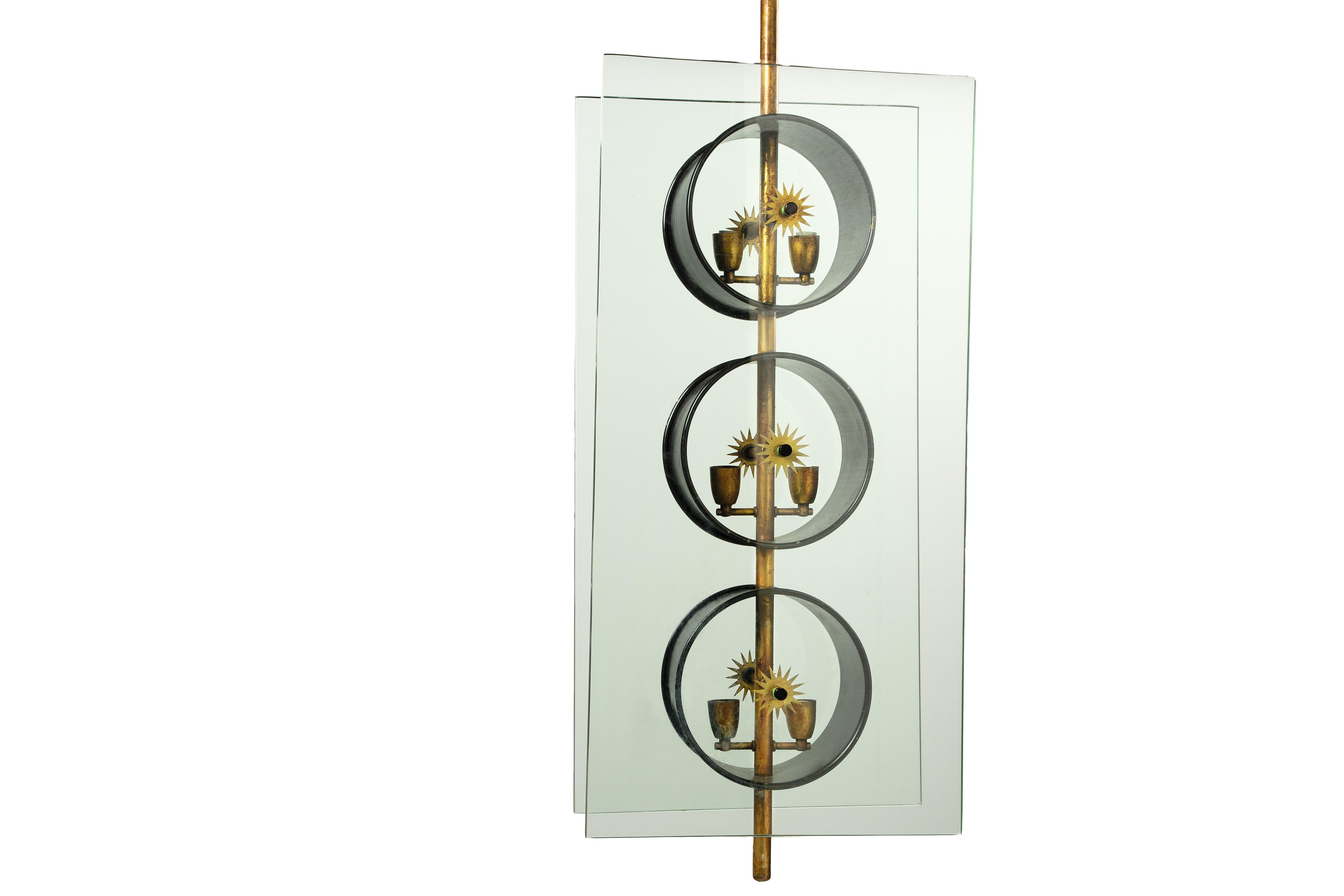 Gino Sarfatti (1912-1985) & Maurizio Tempestini (1908-1960), suspension model S00107,
Brass structure,
Upper chain holding a barrel accommodating three successive black lacquered brass cylinders each equipped with two bobeches housing the lights,