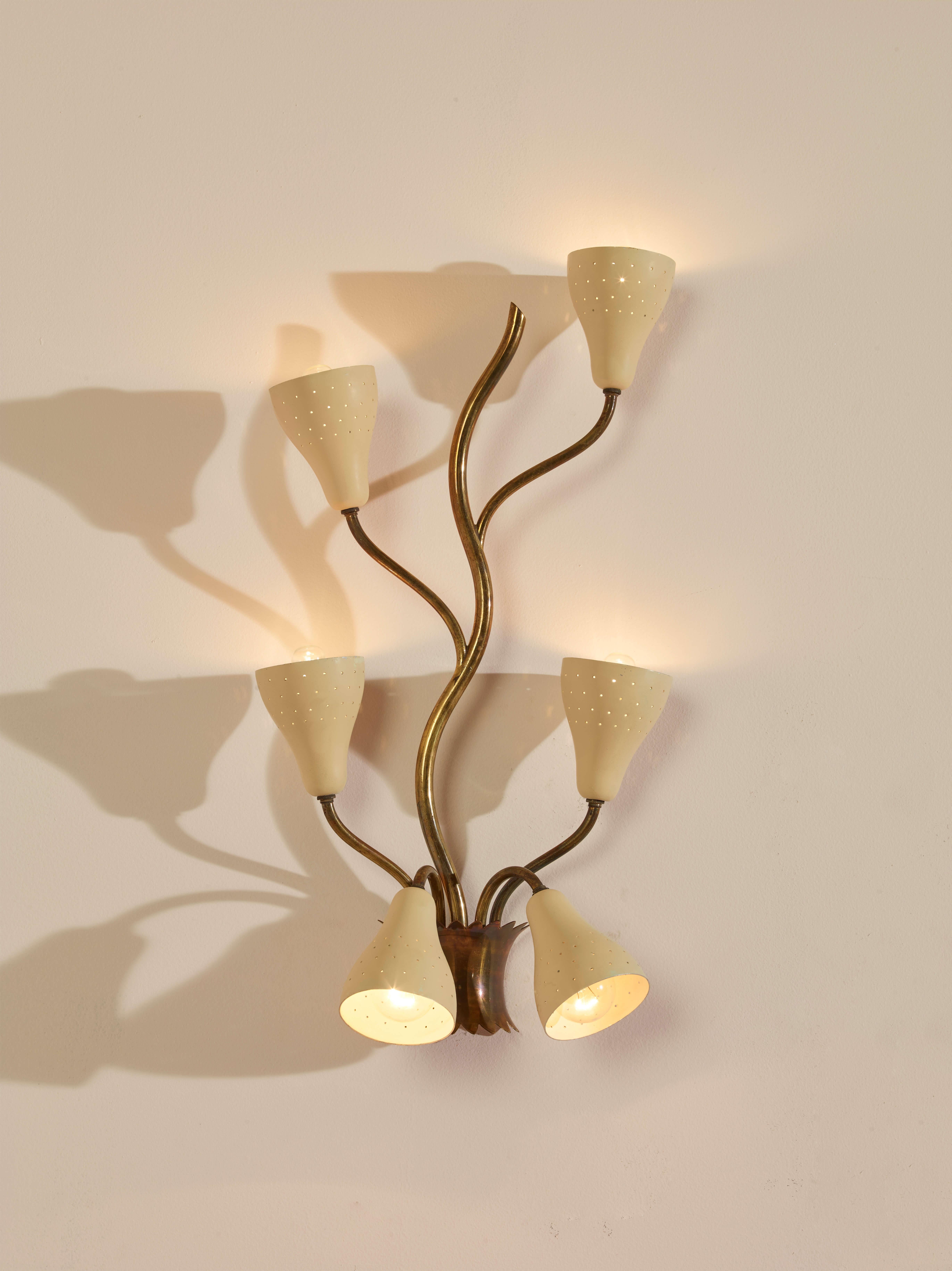Rare brass and painted metal Italian wall lamp with six light points, produced by Arteluce, designed by Gino Sarfatti, 1950s

This rare Arteluce wall lamp from the 1950s seems to emerge from an underwater realm, where delicate seaweed and natural