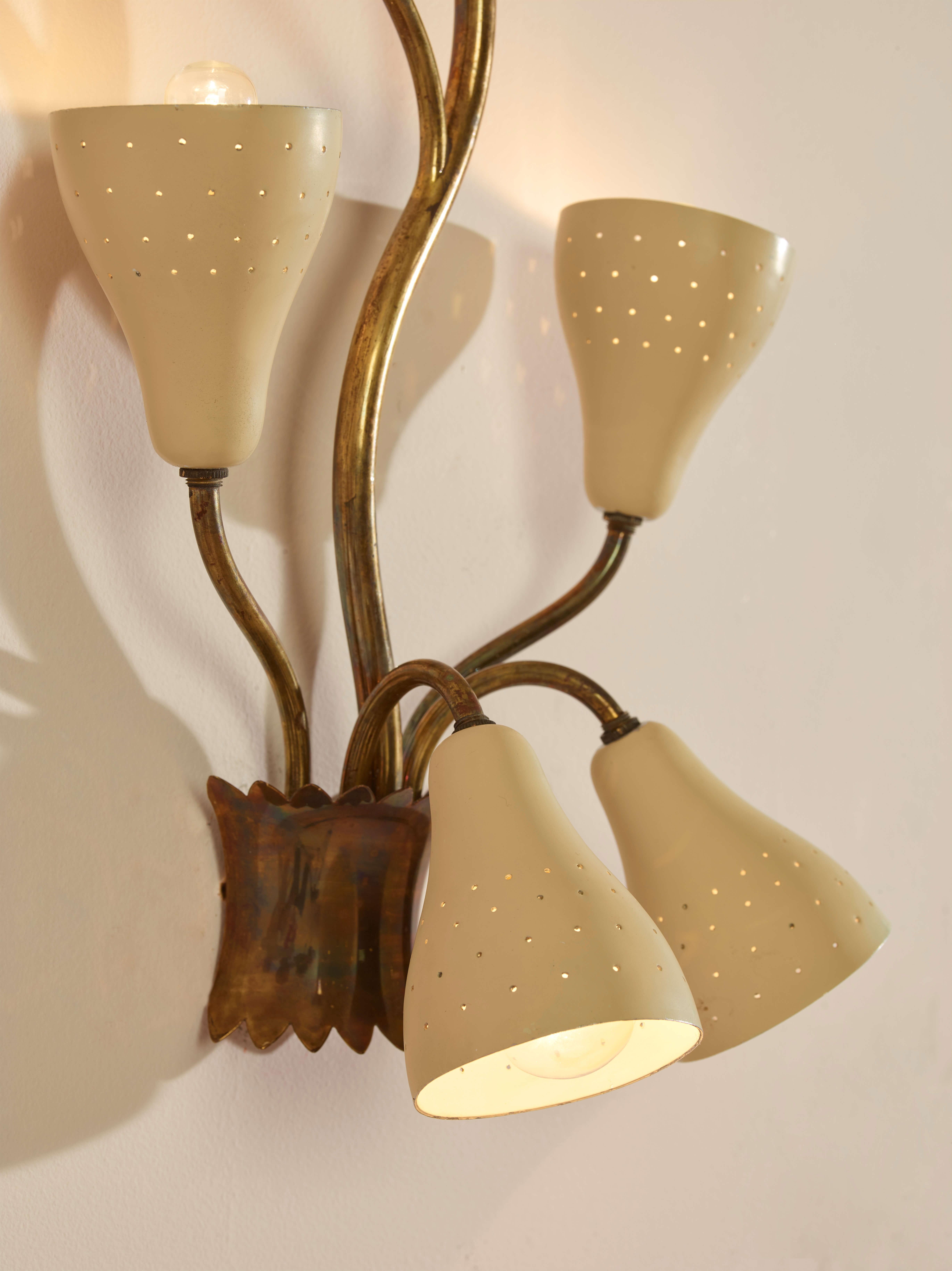 Gino Sarfatti brass and painted metal wall lamp with six light, Arteluce, 1950s In Good Condition In Chiavari, Liguria
