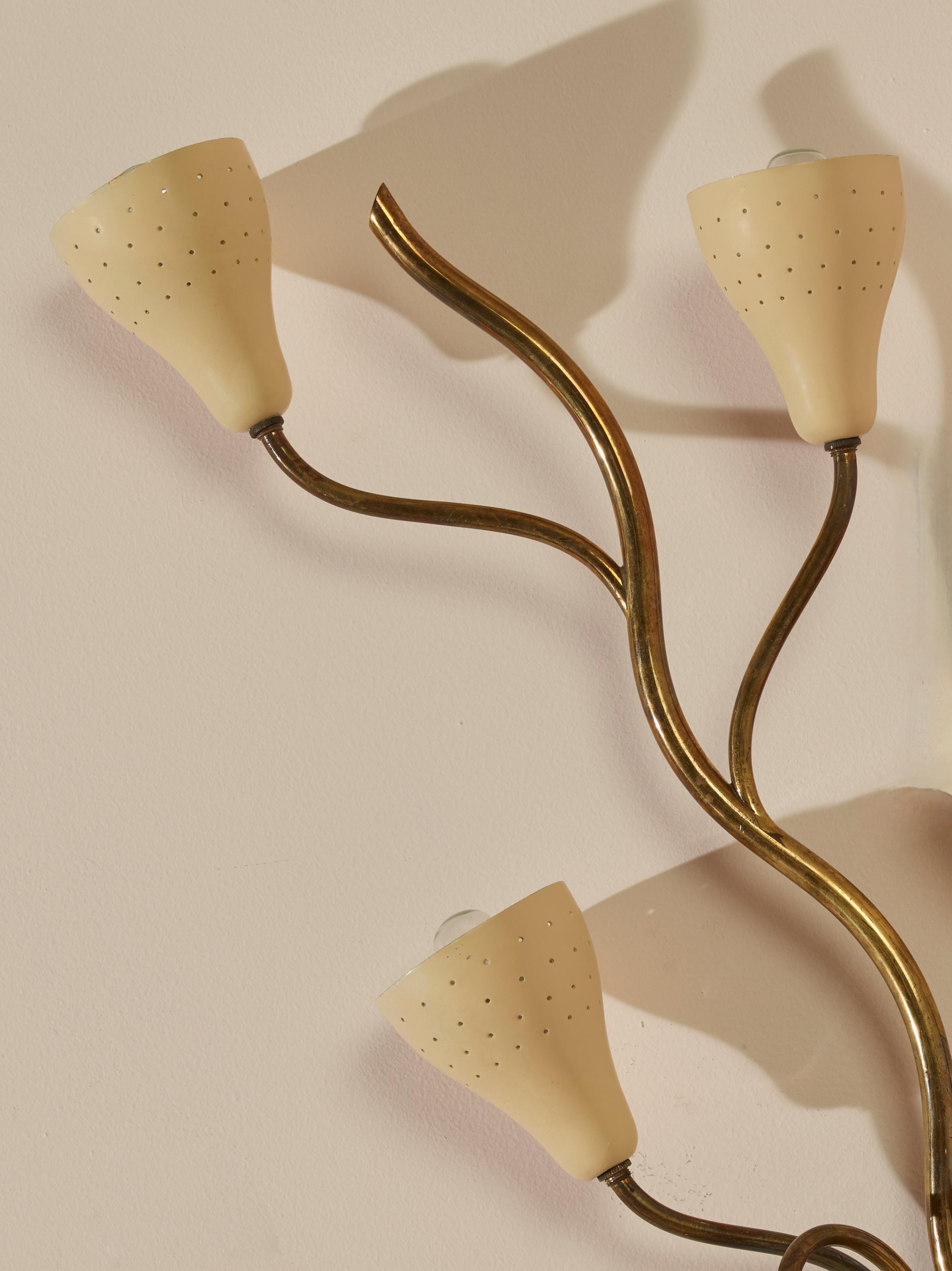 Mid-20th Century Gino Sarfatti brass and painted metal wall lamp with six light, Arteluce, 1950s