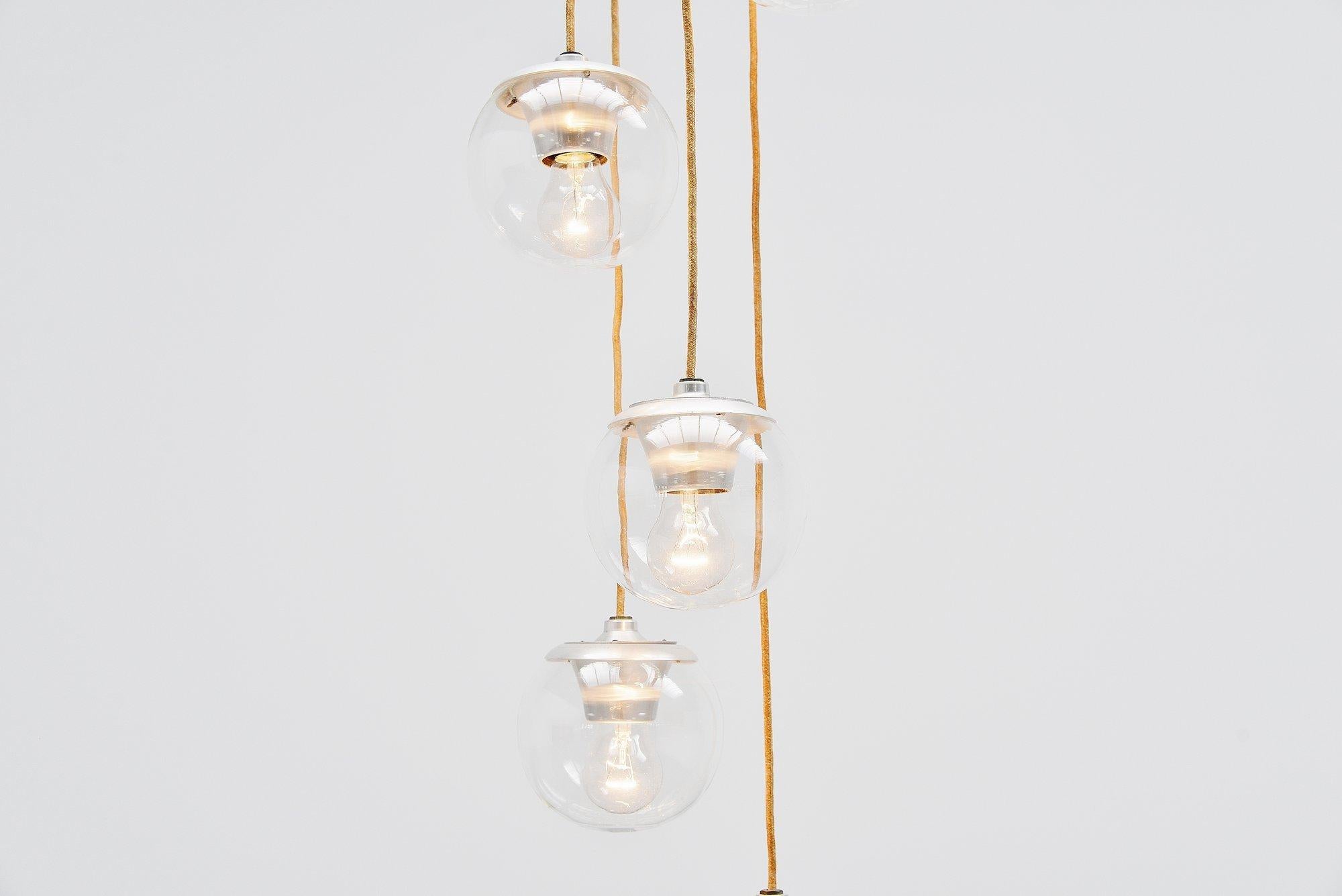 Very nice chandelier model 2095/5 designed by Gino Sarfatti, manufactured by Arteluce, Italy, 1958. This nice and impressive chandelier has a rare white ceiling plate and original white dust wiring. The aluminum ceiling plate makes sure the bulbs