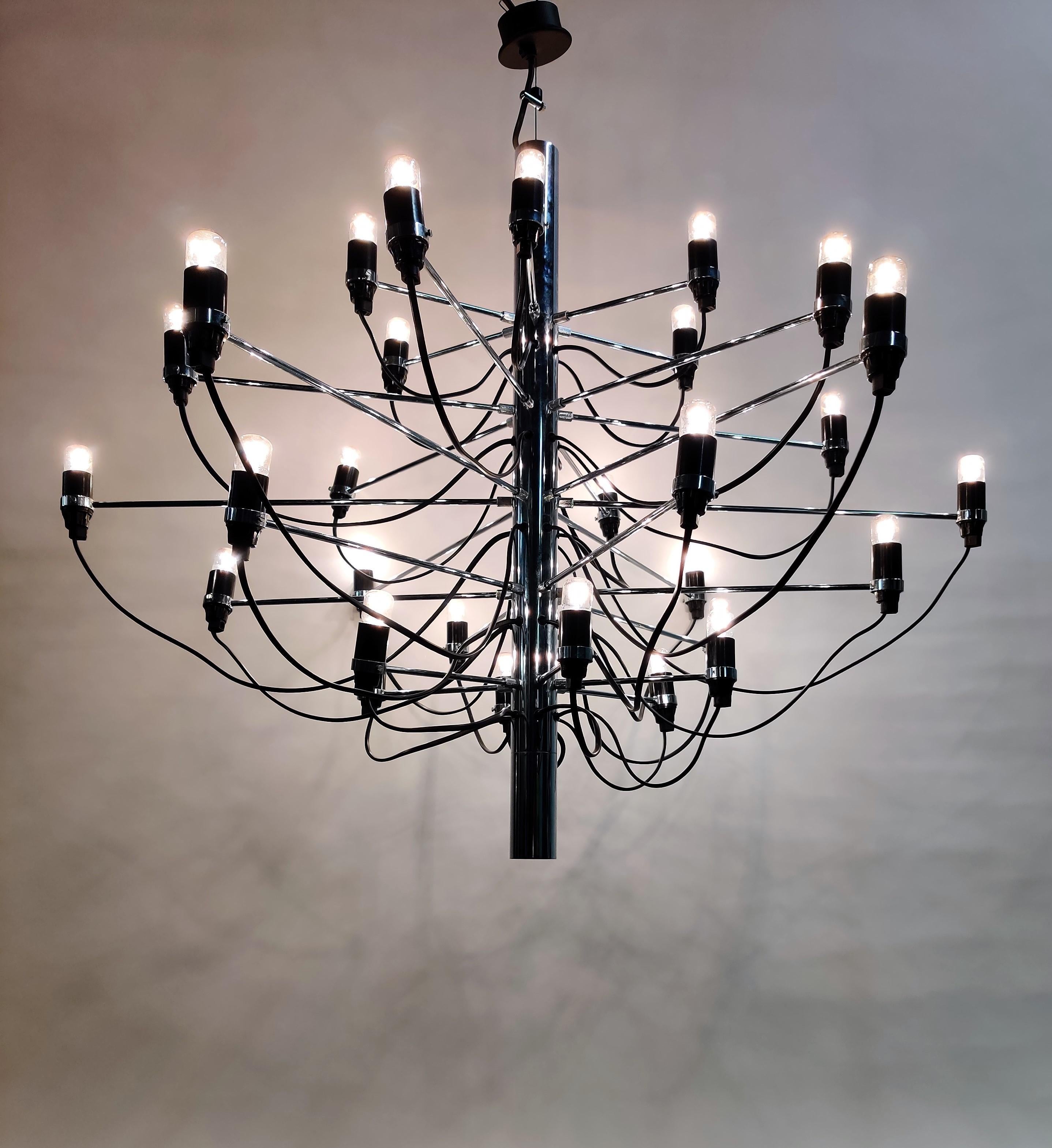 Spectacular 30 light point chrome chandelier designed By Gino Sarfatti in 1958 for Flos.

This is a more recent example, excate date is not known, probably from the 1980-1990s.

Very good condition, all original sockets.

1980s,
