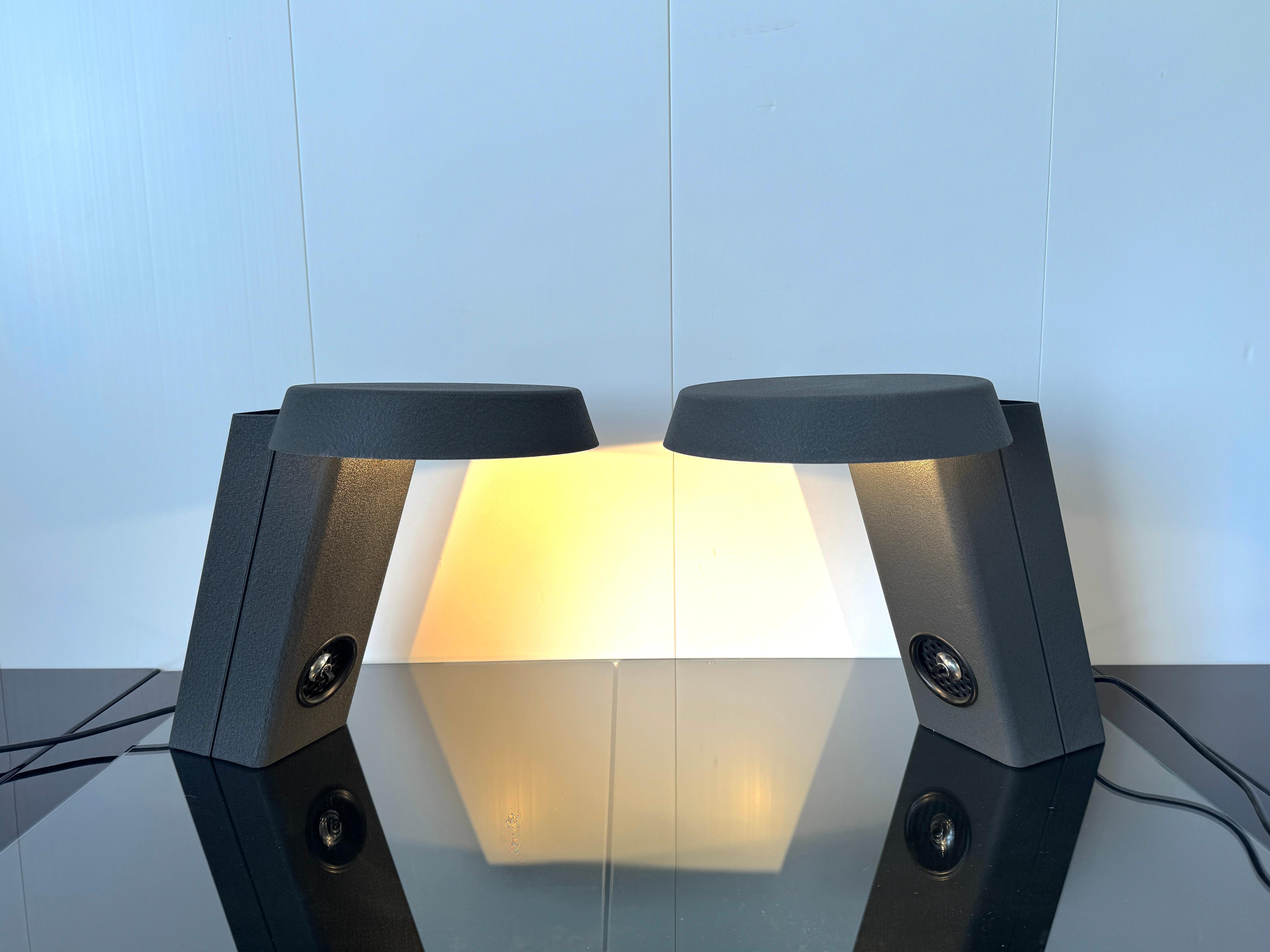 Rare paire de lampes de table signées Gino Sarfetti, mod. 607, produites chez Arteluce en 1971
Cadre en aluminium laqué, étiquette du fabricant.
Le modèle 607  est une icône intemporelle du design industriel. À l'époque où l'ampoule halogène faisait