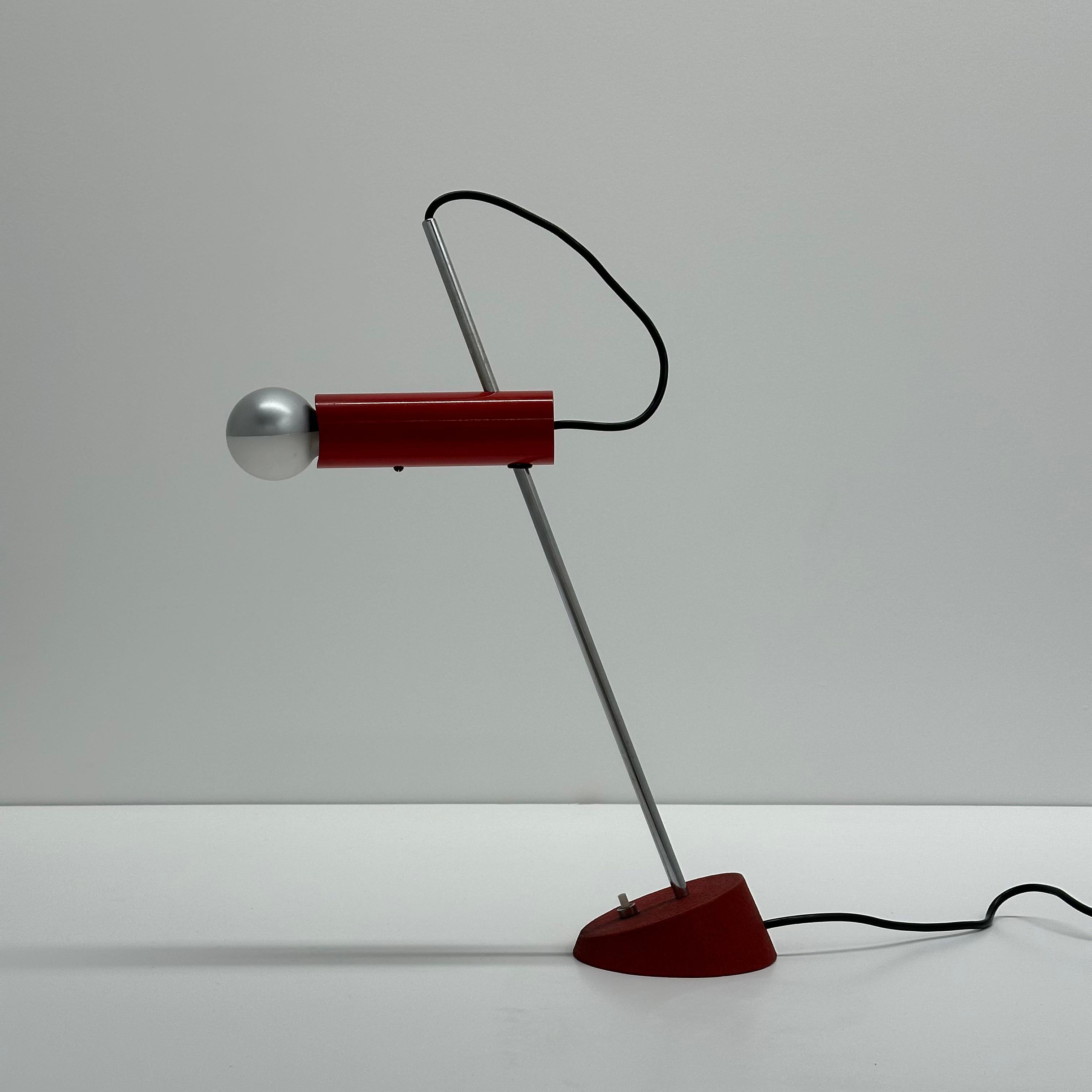 Gino Sarfatti early red model 566 table lamp for Arteluce, Italy, 1956 In Good Condition In Skokie, IL