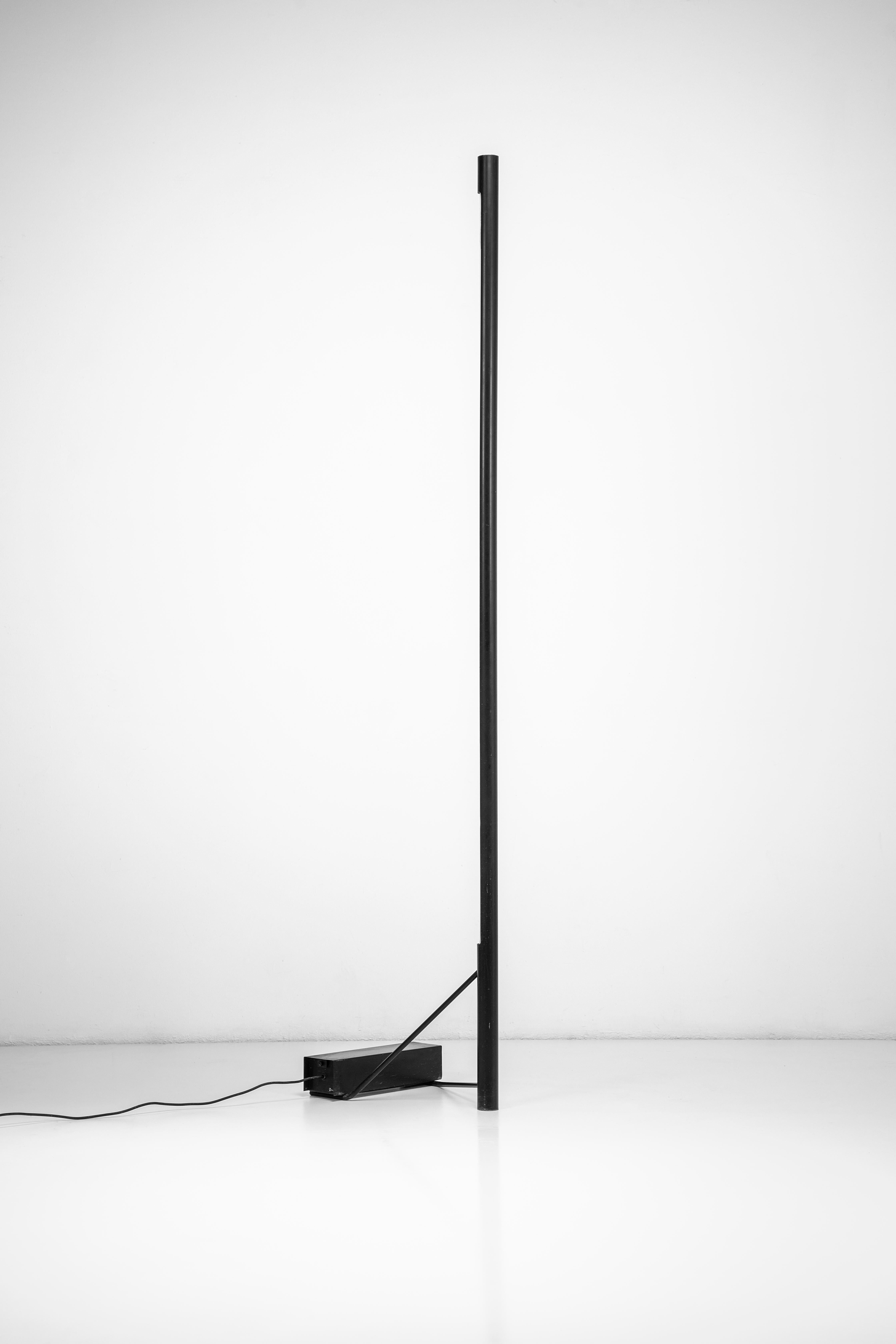 This splendid lamp is an iconic model that has inspired, since 1954, a whole line of design for essential floor lamps and where the tubular light source is placed at the center of attention, reducing the structure to a minimum and using it only for