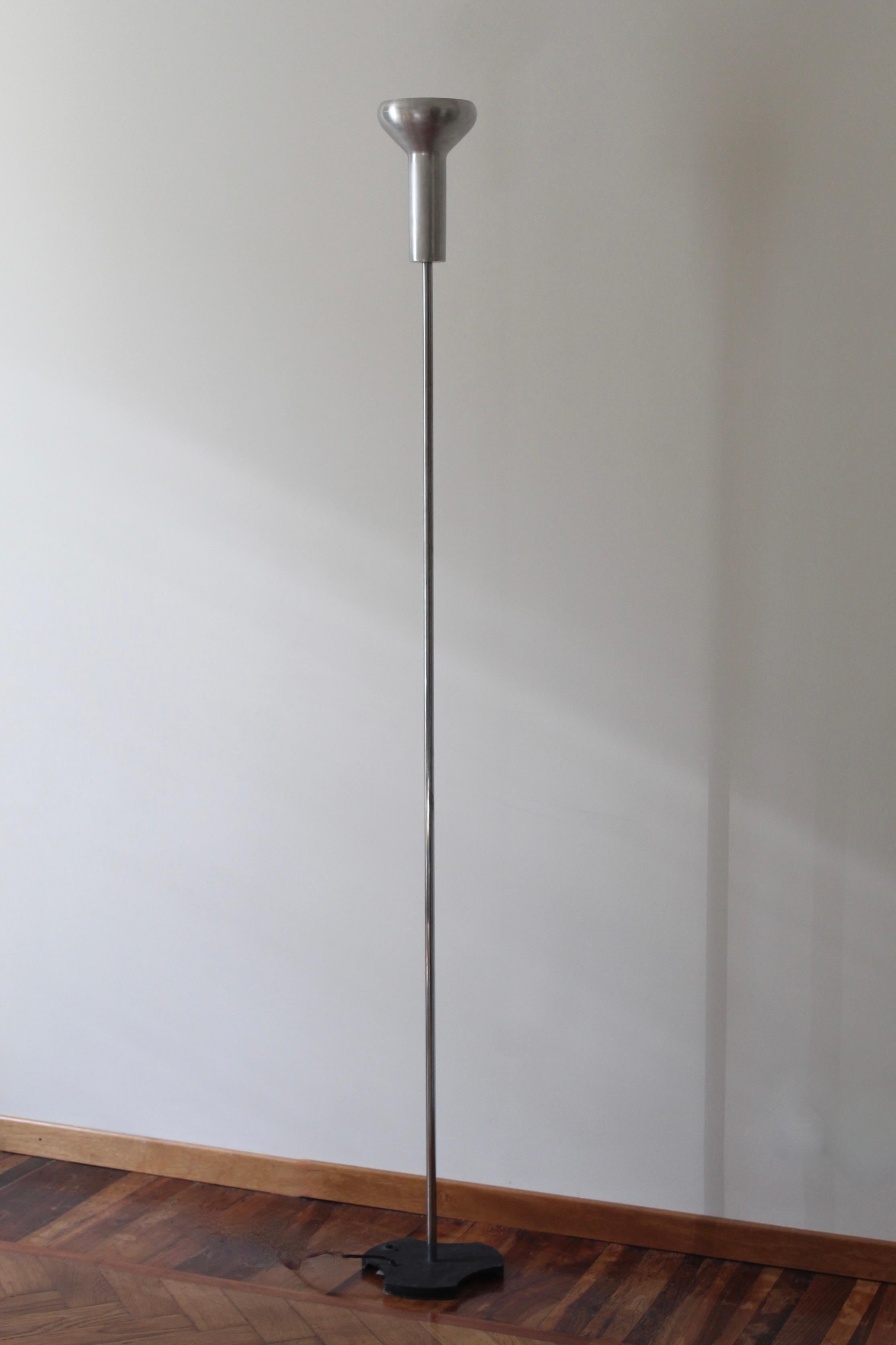 A tall floor lamp / uplight, designed and produced by Gino Sarfatti for Arteluce, Italy, 1950s. In chome plated metal, lacquered metal, and Aluminium.