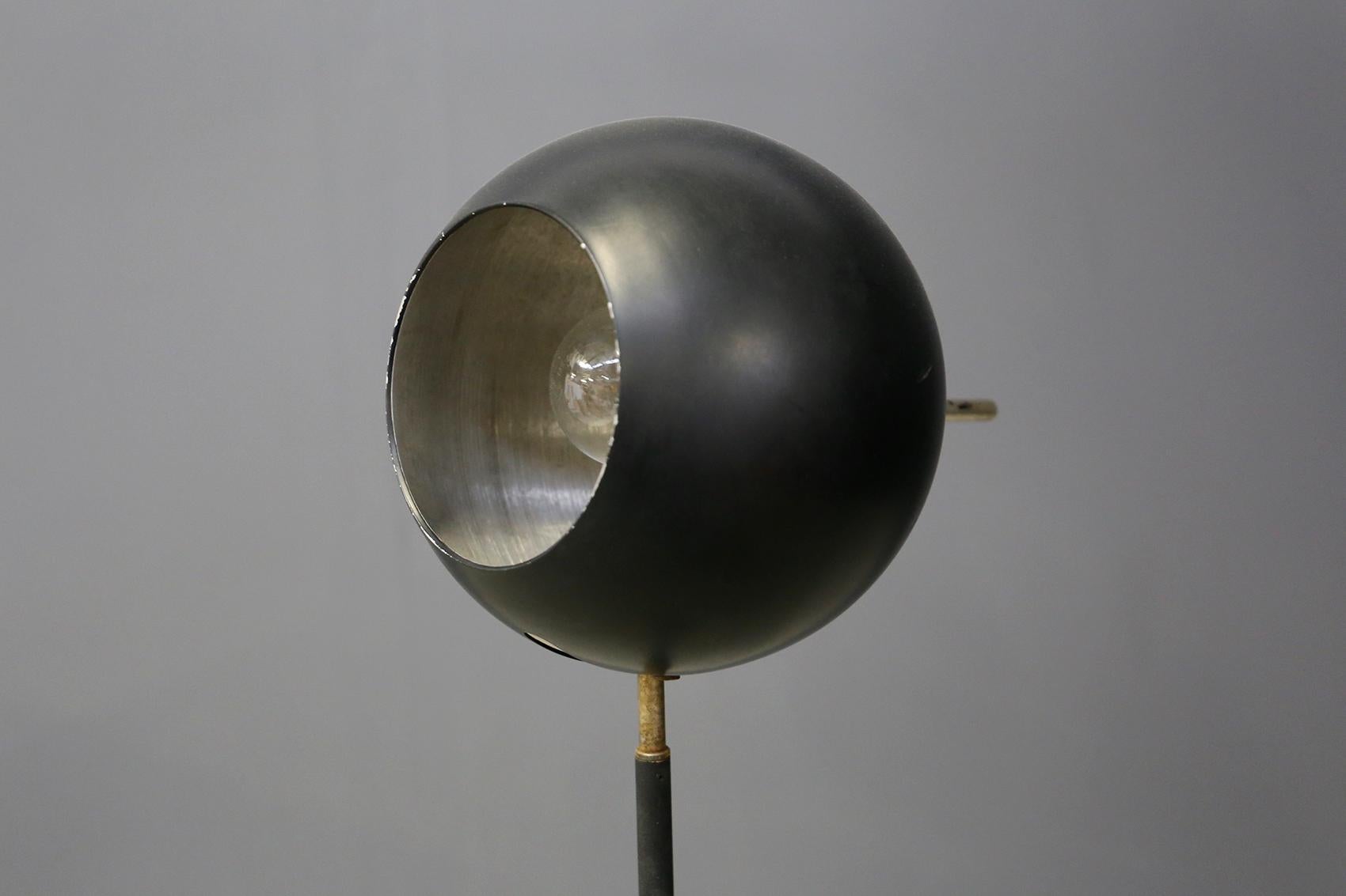 Rare floor lamp designed by Gino Sarfatti for Arteluce in 1950. The lamp is model 1082, and is made with a cast iron base. Its light CAP is in black painted aluminum. Its assembly elements are in brass. The floor lamp is in excellent condition has