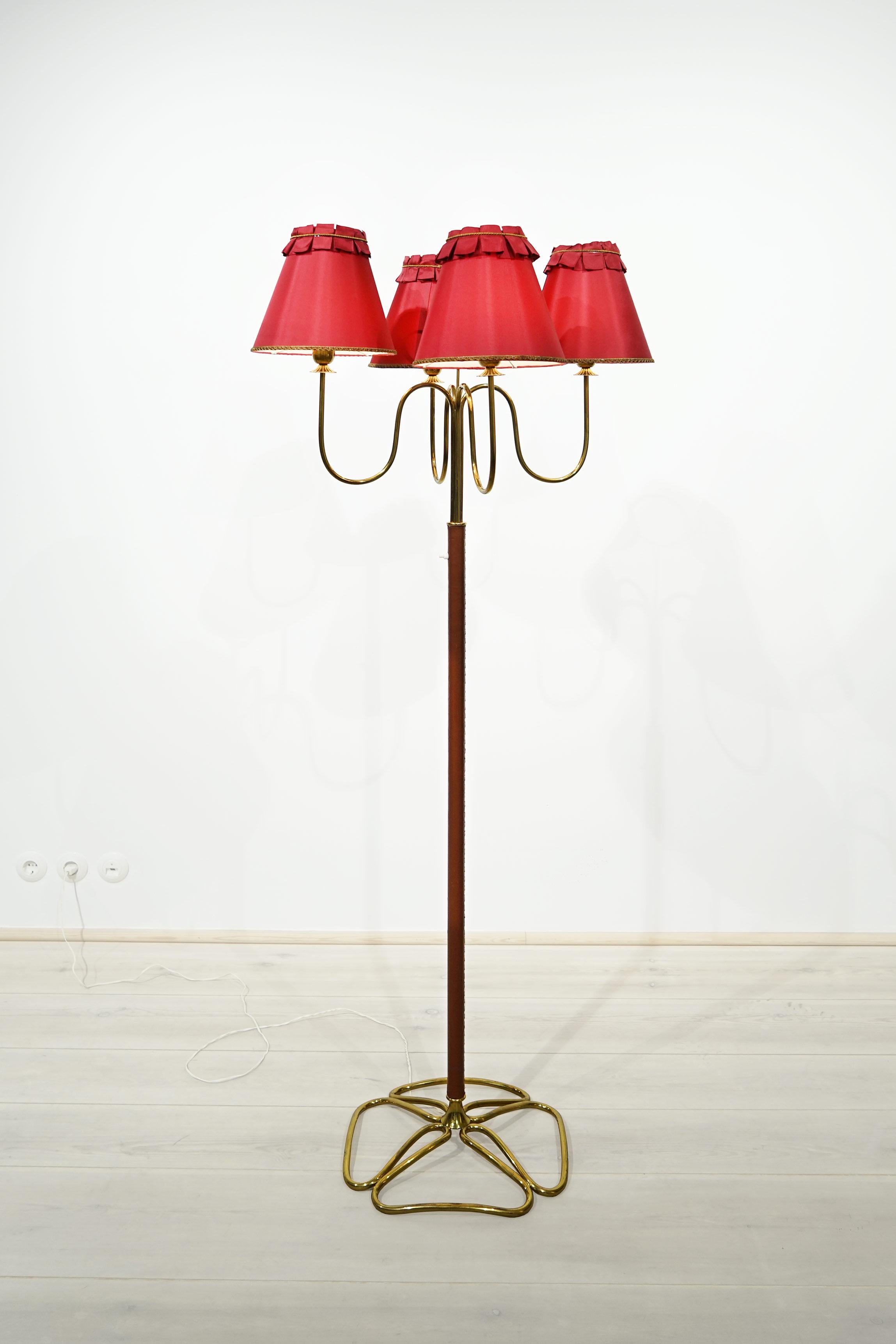 Floor lamp model no. 1032 by Gino Sarfatti 1948, Arteluce, Italy.

Gino Sarfatti (1912 in Venice; † 1984 in Gravedona) was an Italian Industrial designer. He is considered one of the most important designers of luminaires and lamps in the 20th