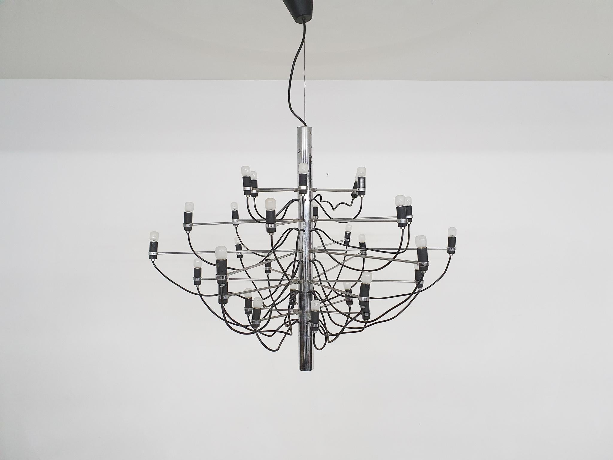 Gino Sarfatti for Arteluce 2097/30 chandelier. Chromed metal chandelier with 30x E14 light bulbs. Some fittings are a bit damaged trough age, and the metal has some rust spots.

Gino Sarfatti was probably the most important lighting designer of