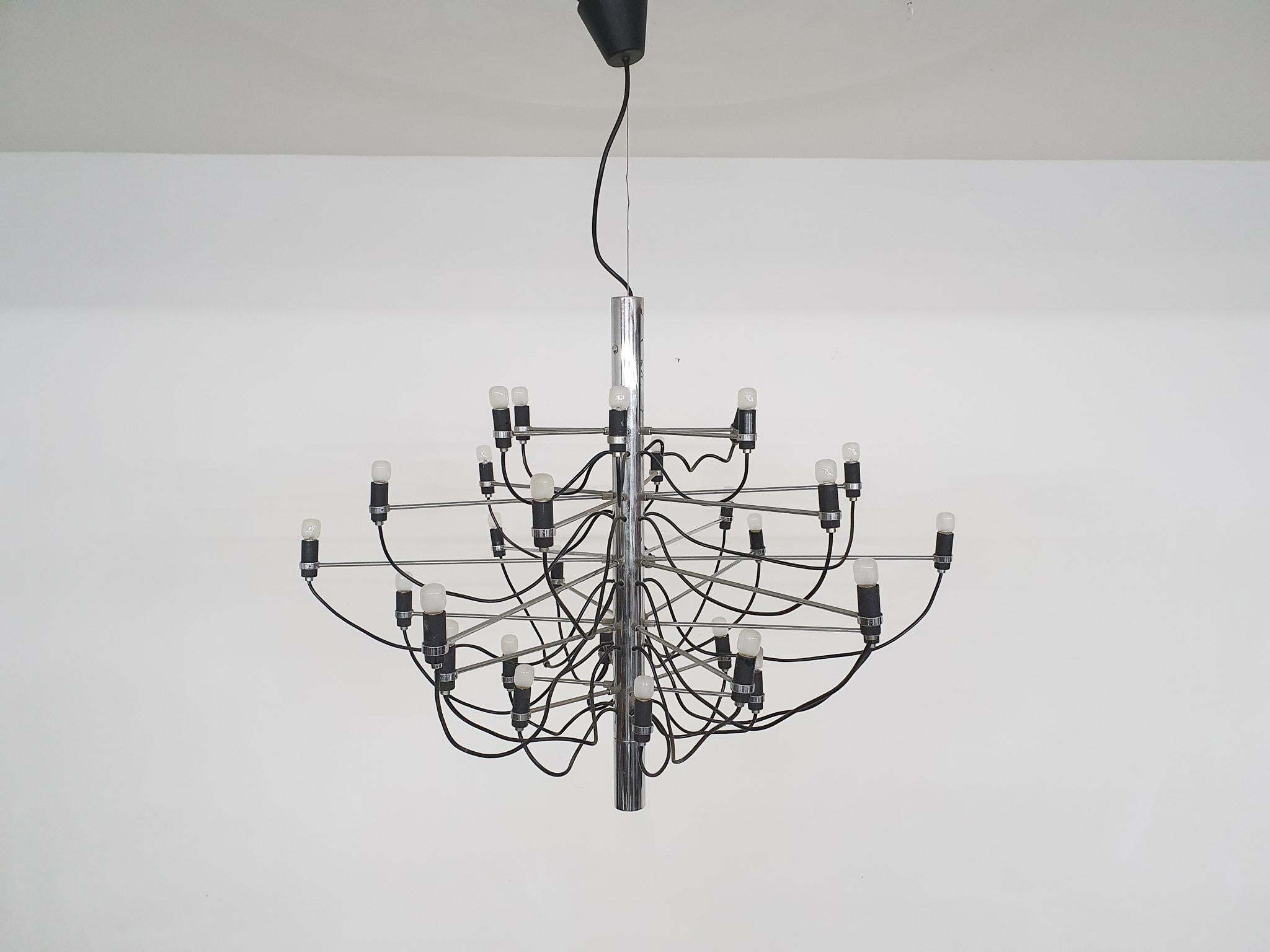 Gino Sarfatti for Arteluce 2097/30 Chandelier, Italy 1960's In Good Condition For Sale In Amsterdam, NL
