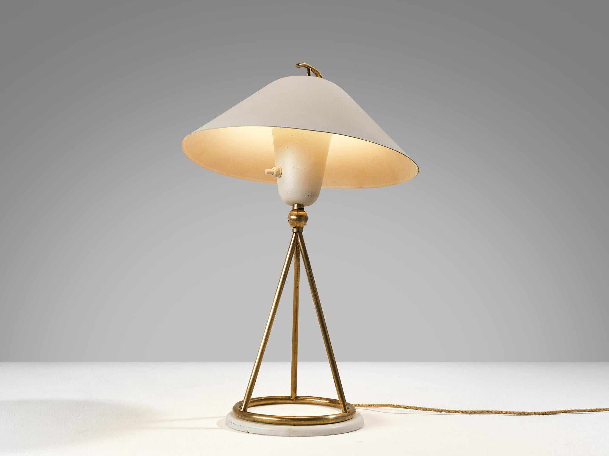 Gino Sarfatti pour Arteluce, lampe de table, modèle '516', laiton, marbre, aluminium émaillé, Italie, 1948.

Cette lampe de bureau, modèle 516, est conçue par le designer influent dans le domaine du design-Light Gino Sarfatti (1912-1985) pour