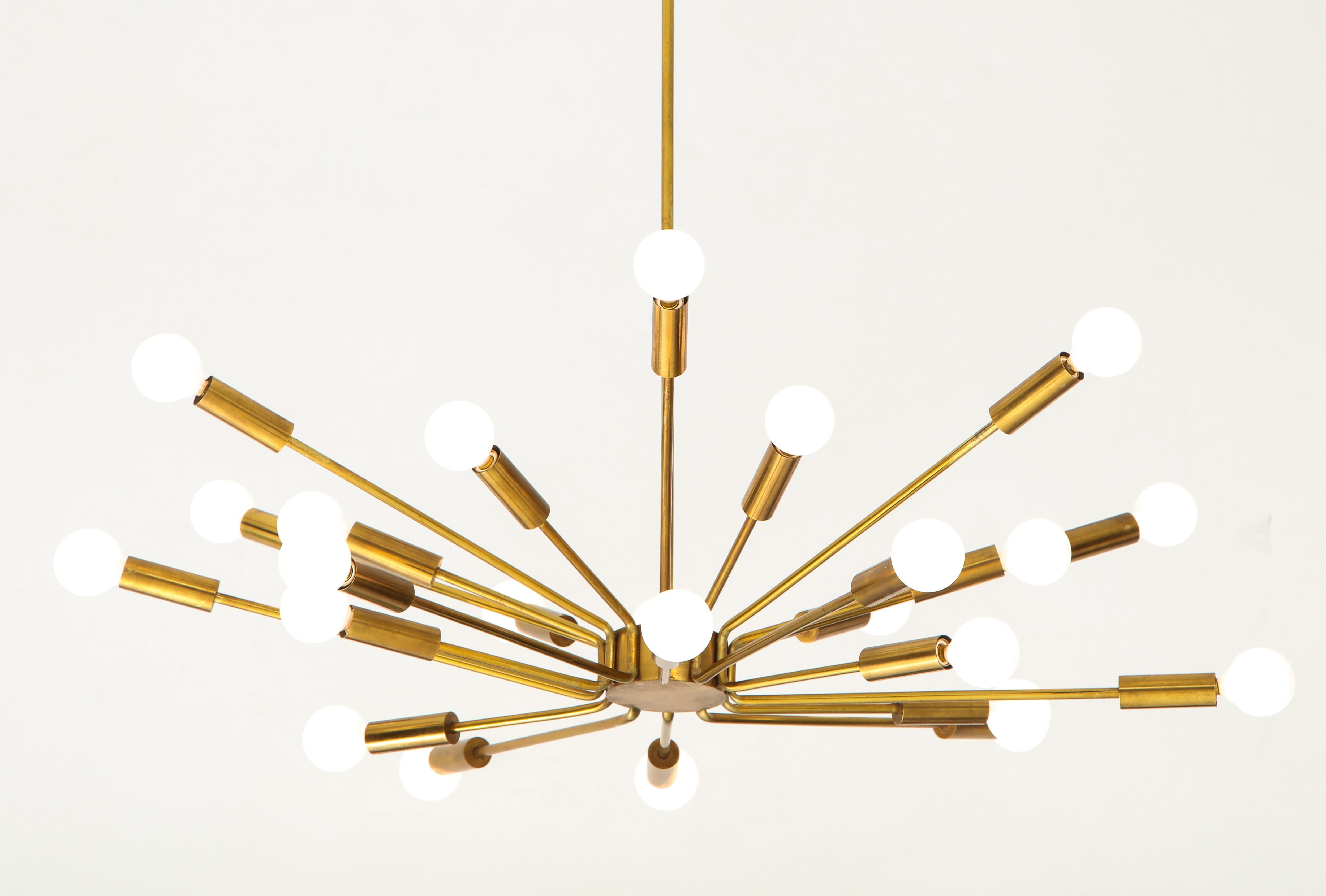 Designed by Gino Sarfatti for Arteluce in 1939, rare 'Fuoco d'artificio' chandelier model 2003 executed in the 1950s, Italy. This 24-light sputnik ceiling light is composed of tubular brass arms which radiate on a brass structure with canopy and