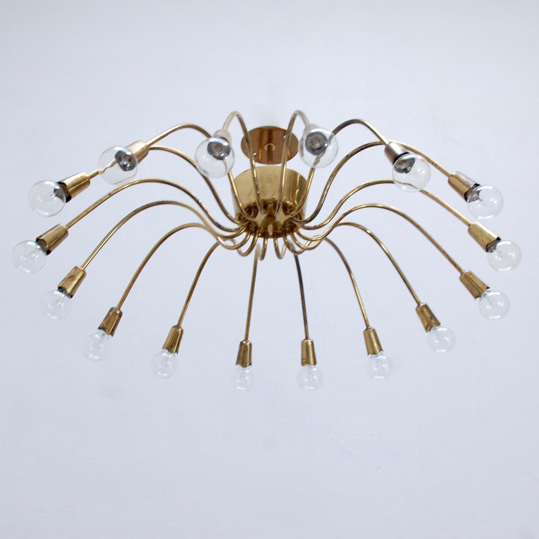 Excellent Gino Sarfatti for Arteluce 1940s Italian modern flush mount fixture. Original patinated aged brass finish. Partially restored. Wired for the US with (16) E12 candelabra based sockets. Model #2023 from 1946.
Light bulbs and all mounting