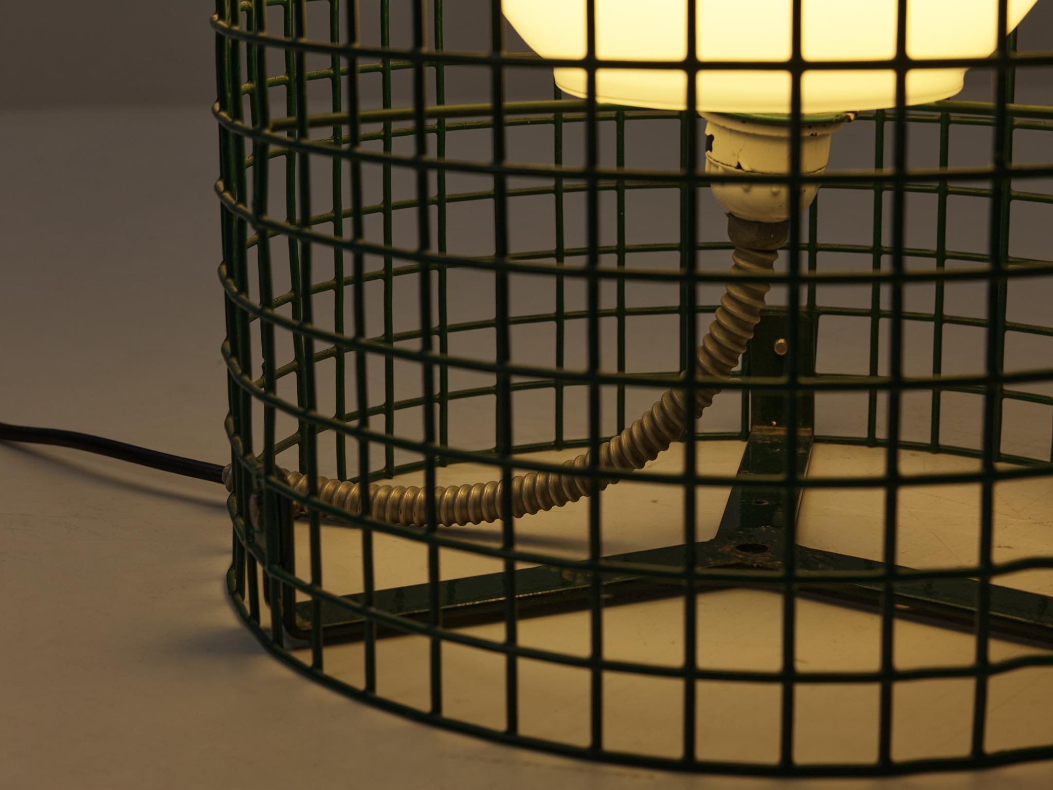Gino Sarfatti For Arteluce Table Lamp in Green Lacquered Metal In Good Condition For Sale In Waalwijk, NL