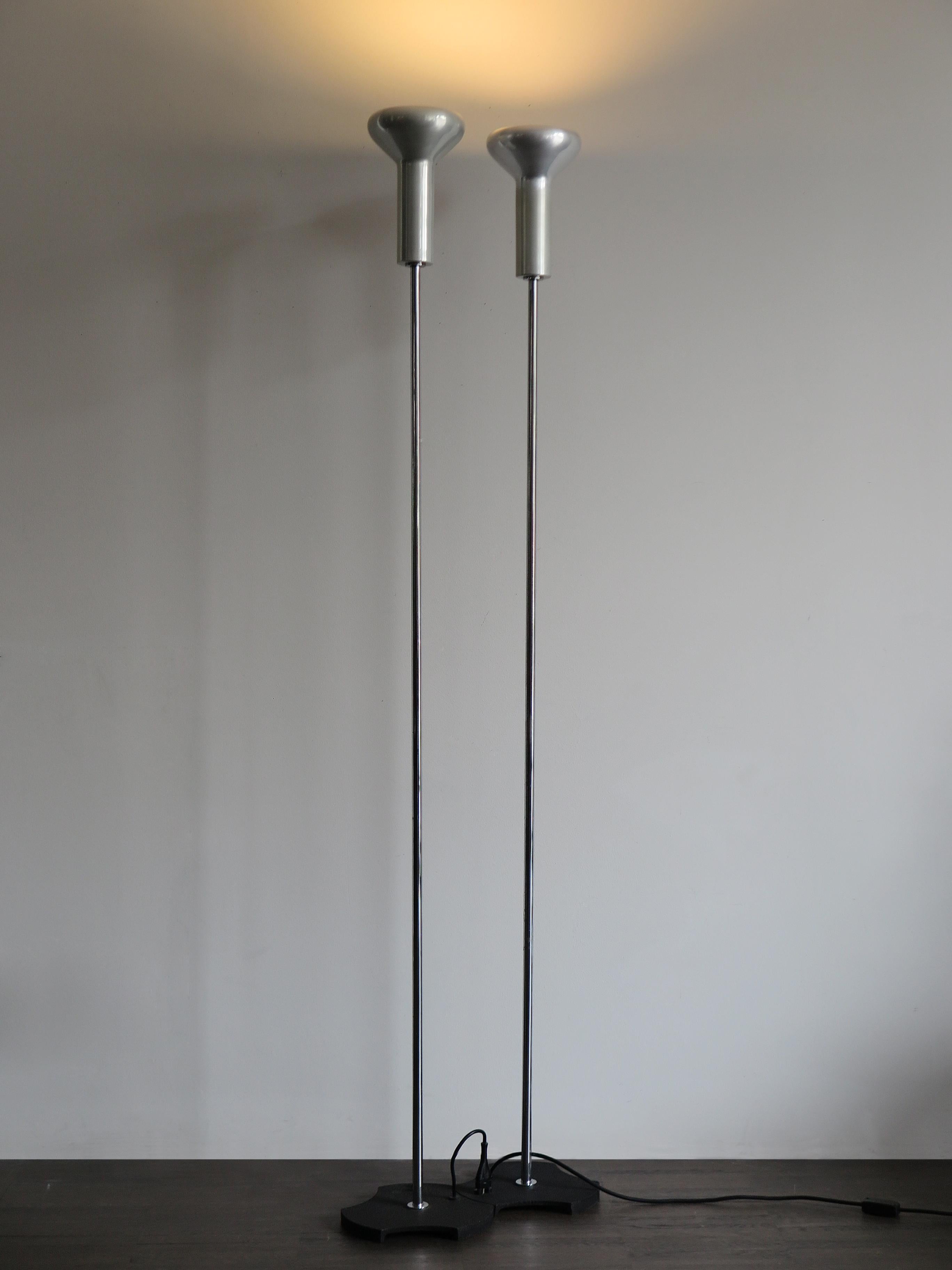 Couple de célèbres lampadaires italiens Mid-Century Modern modèle 1073, connectables électriquement l'un à l'autre, conçus par Gino Sarfatti pour Arteluce en 1956, réflecteurs en aluminium poli, tige en acier chromé et base en