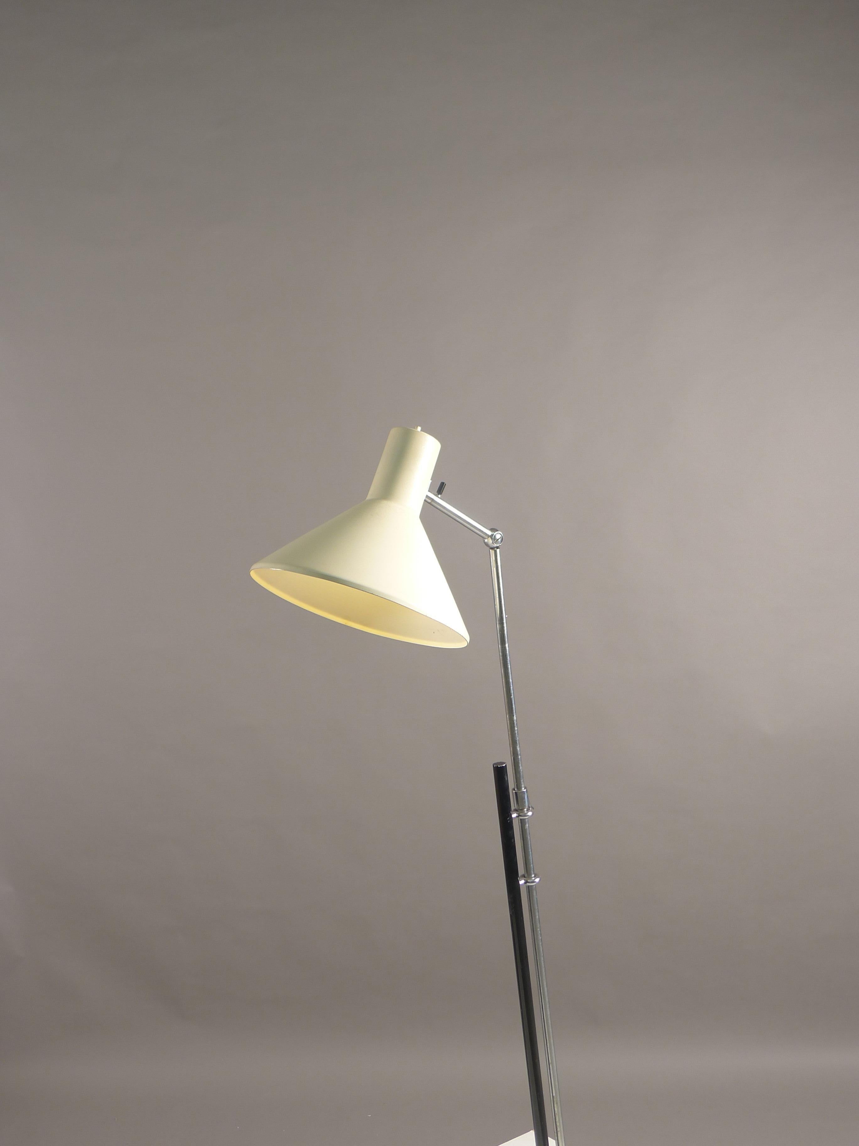 Mid-Century Modern Gino Sarfatti for Arteluce , Italy , model 1045 Floor Lamp circa 1948 .   For Sale