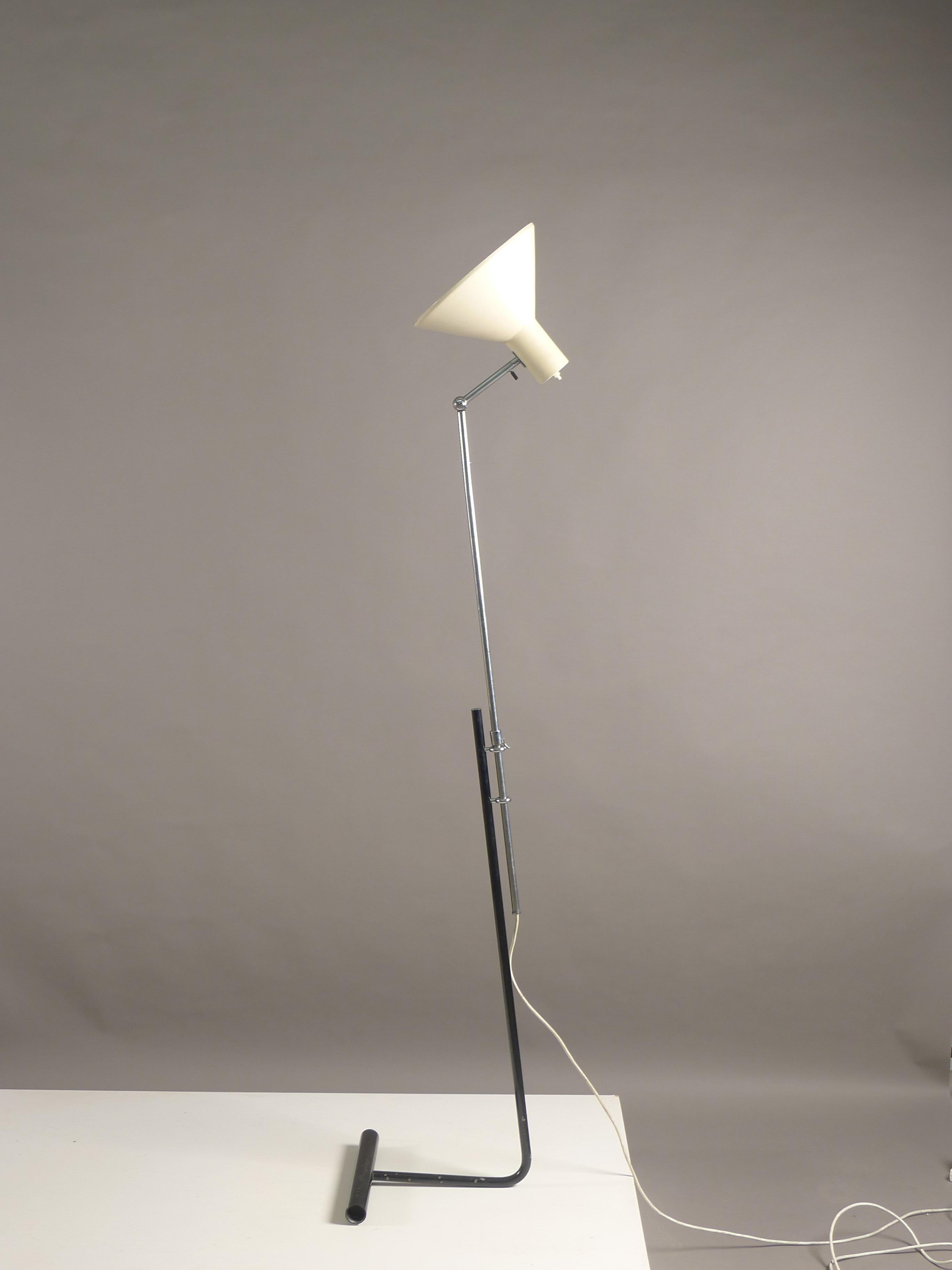 Brass Gino Sarfatti for Arteluce , Italy , model 1045 Floor Lamp circa 1948 .   For Sale