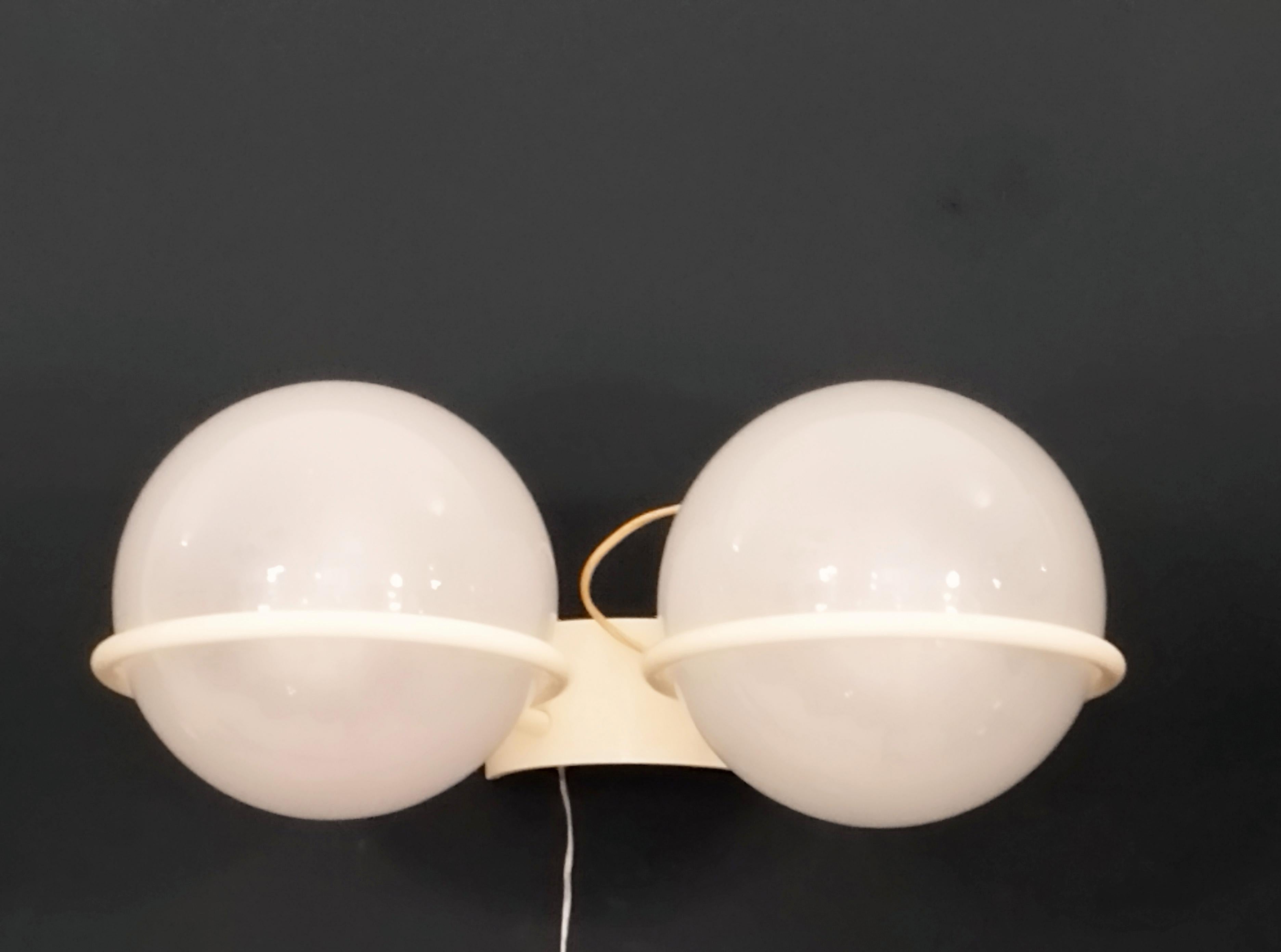 Stunning three-light wall lamp model 238/3 by Gino Sarfatti for Arteluce 1950s. In excellent original condition. The brass wall plate with arms bent to form circles houses translucent glass globes with cylindrical aluminium fuses and lamp holders. 