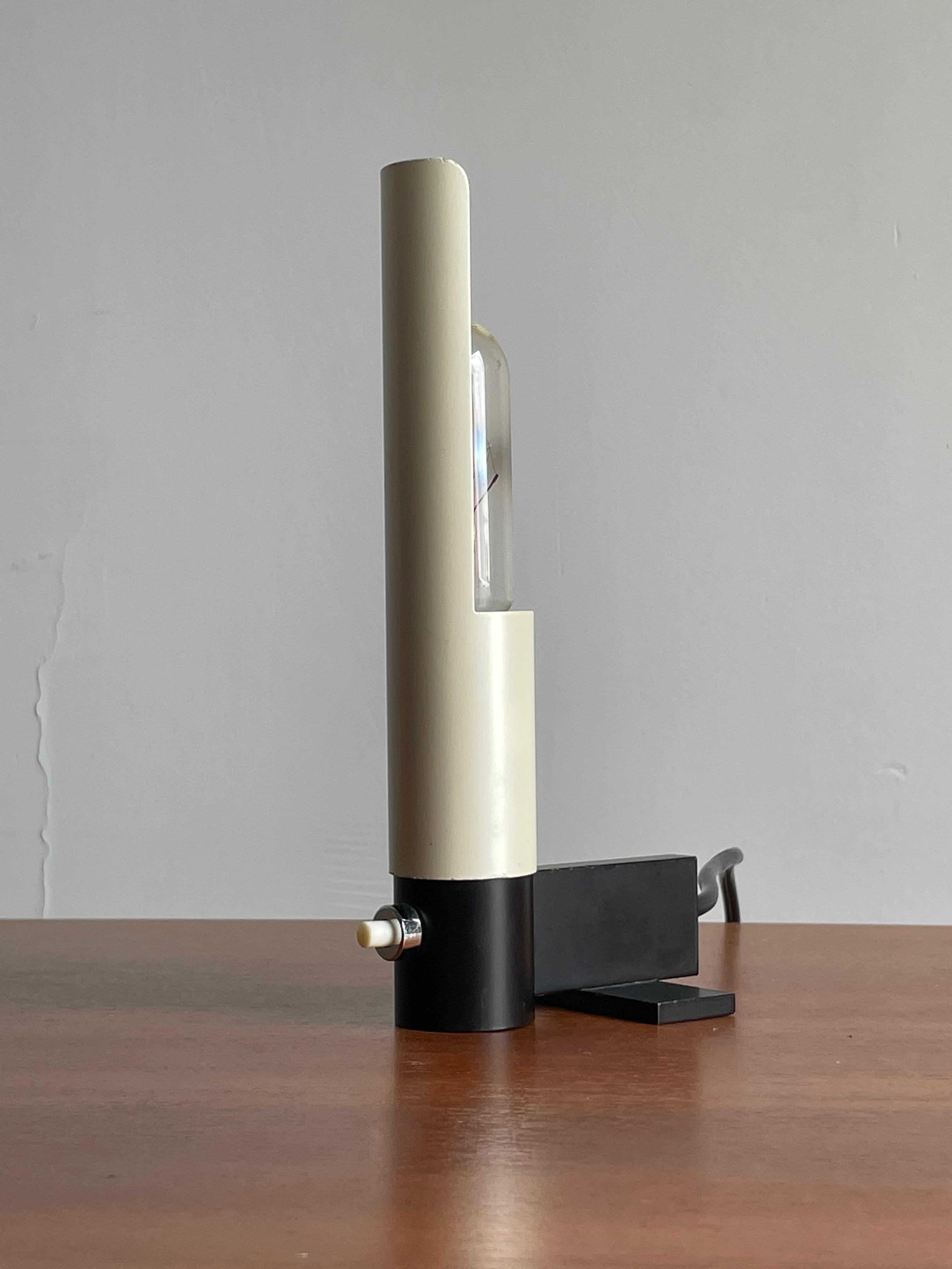Mid-Century Modern Gino Sarfatti for Arteluce Model 585 Minimalist Table Lamp For Sale