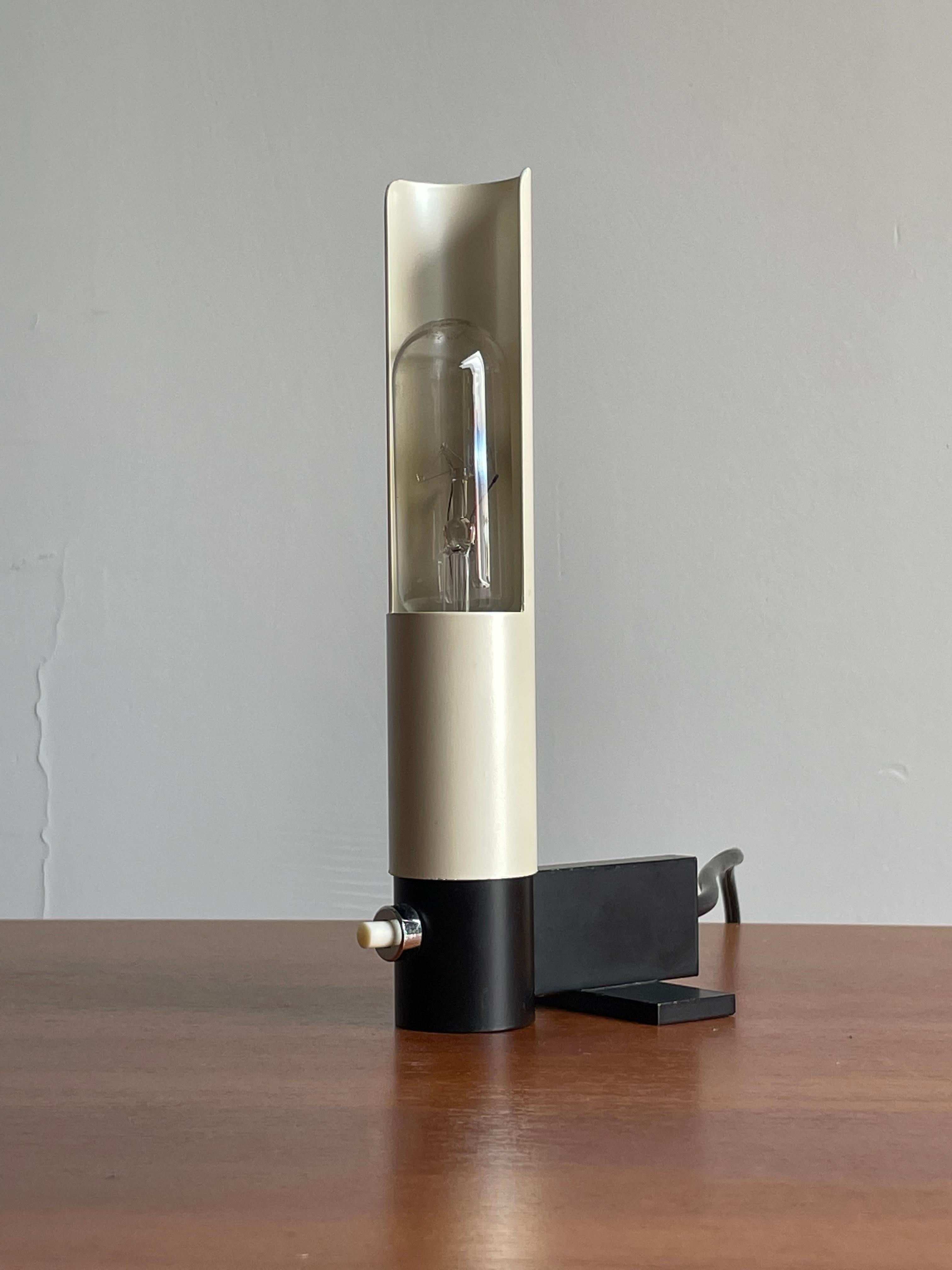 Gino Sarfatti for Arteluce Model 585 Minimalist Table Lamp In Good Condition For Sale In St.Petersburg, FL