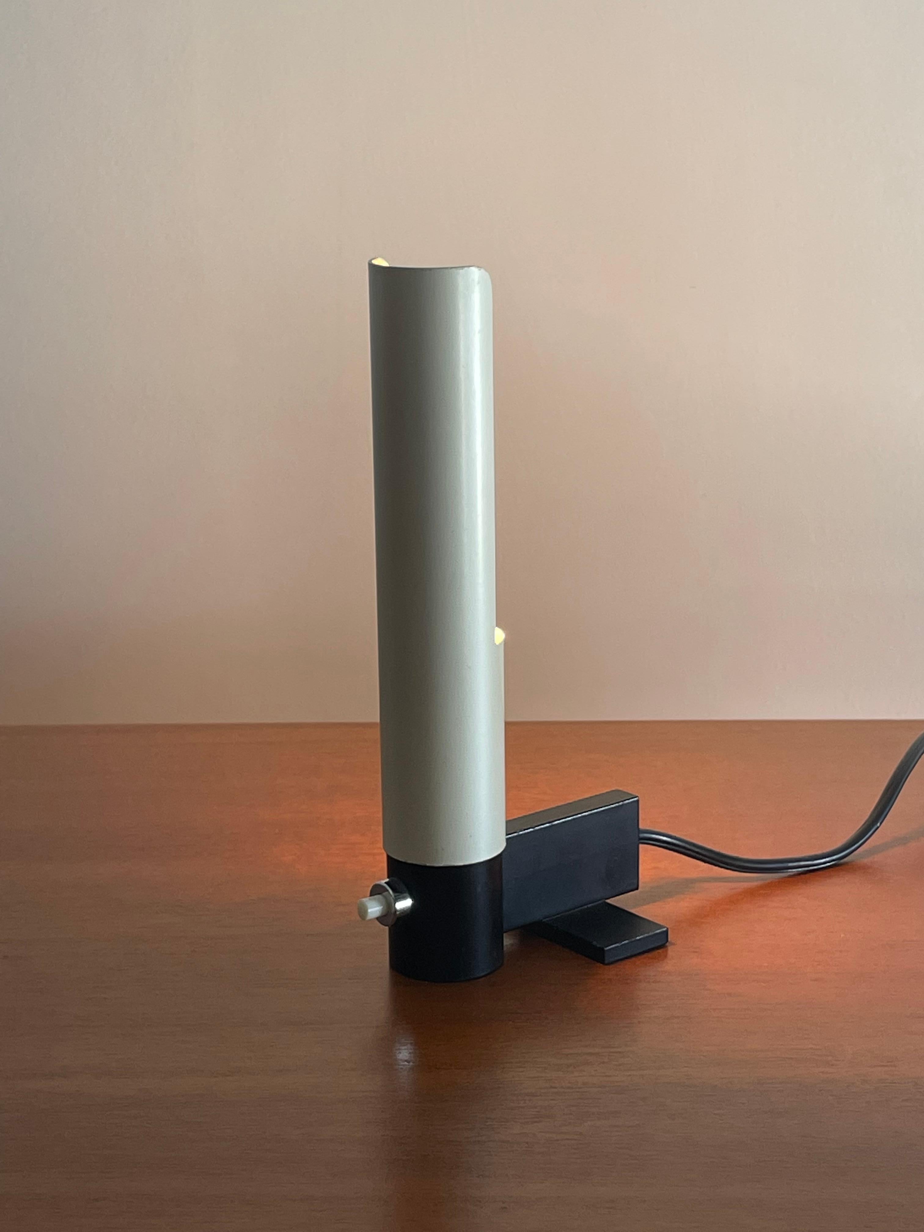 Gino Sarfatti for Arteluce Model 585 Minimalist Table Lamp For Sale 3