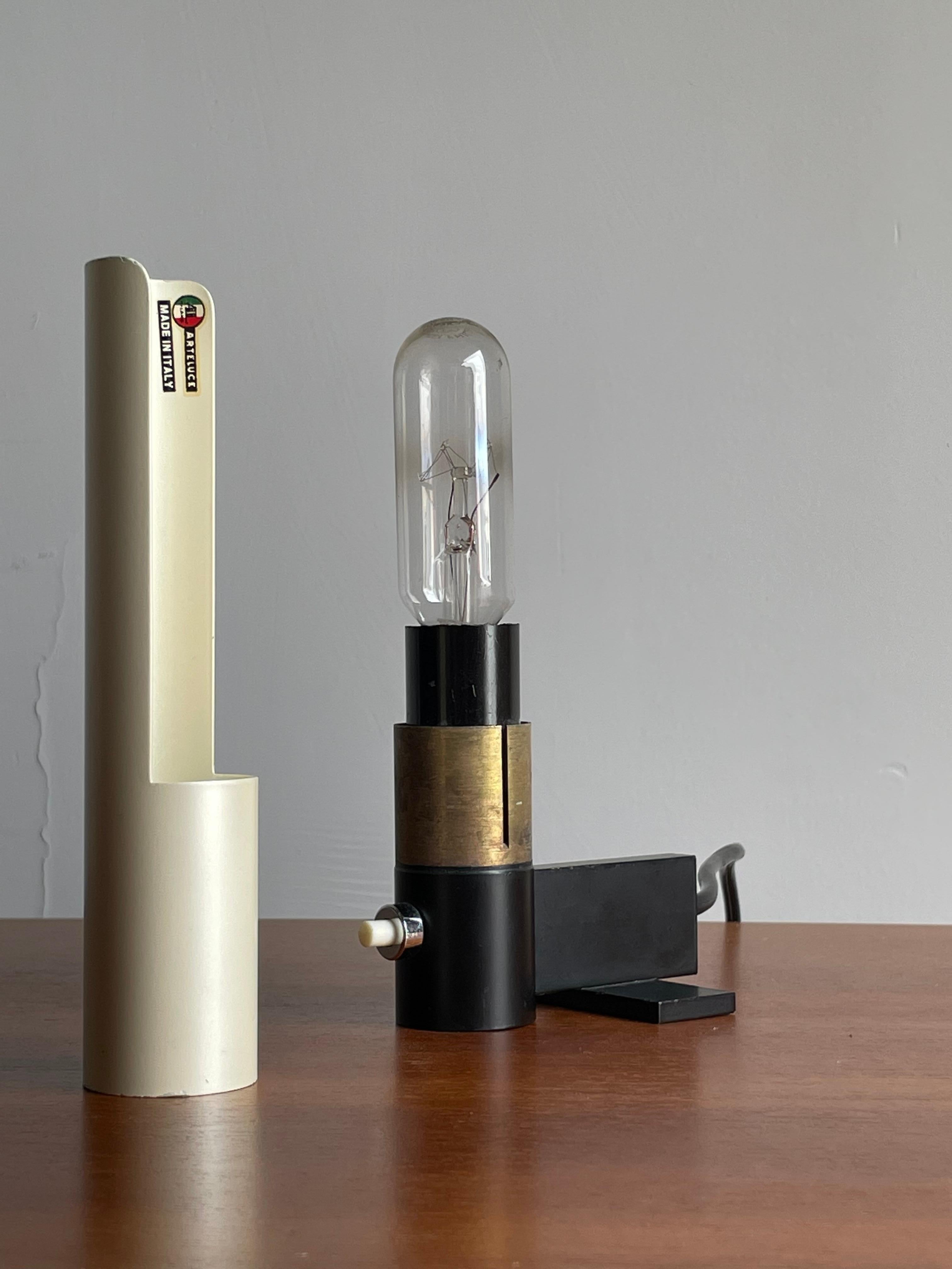 Gino Sarfatti for Arteluce Model 585 Minimalist Table Lamp For Sale 1