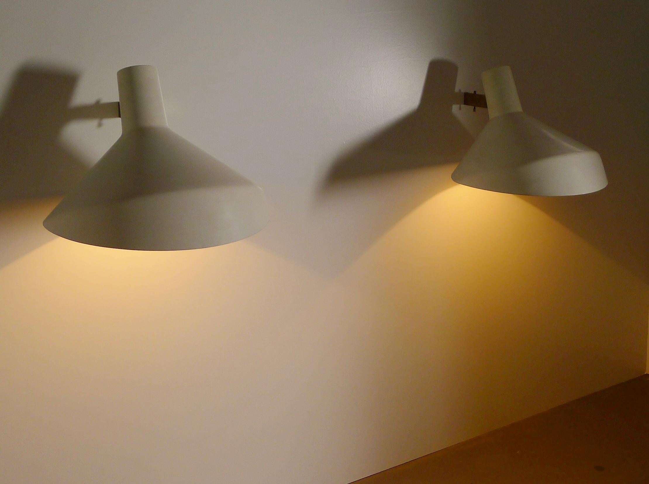 Gino Sarfatti for Arteluce, Pair of Model 225 White Wall Lights, 1957 For Sale 4