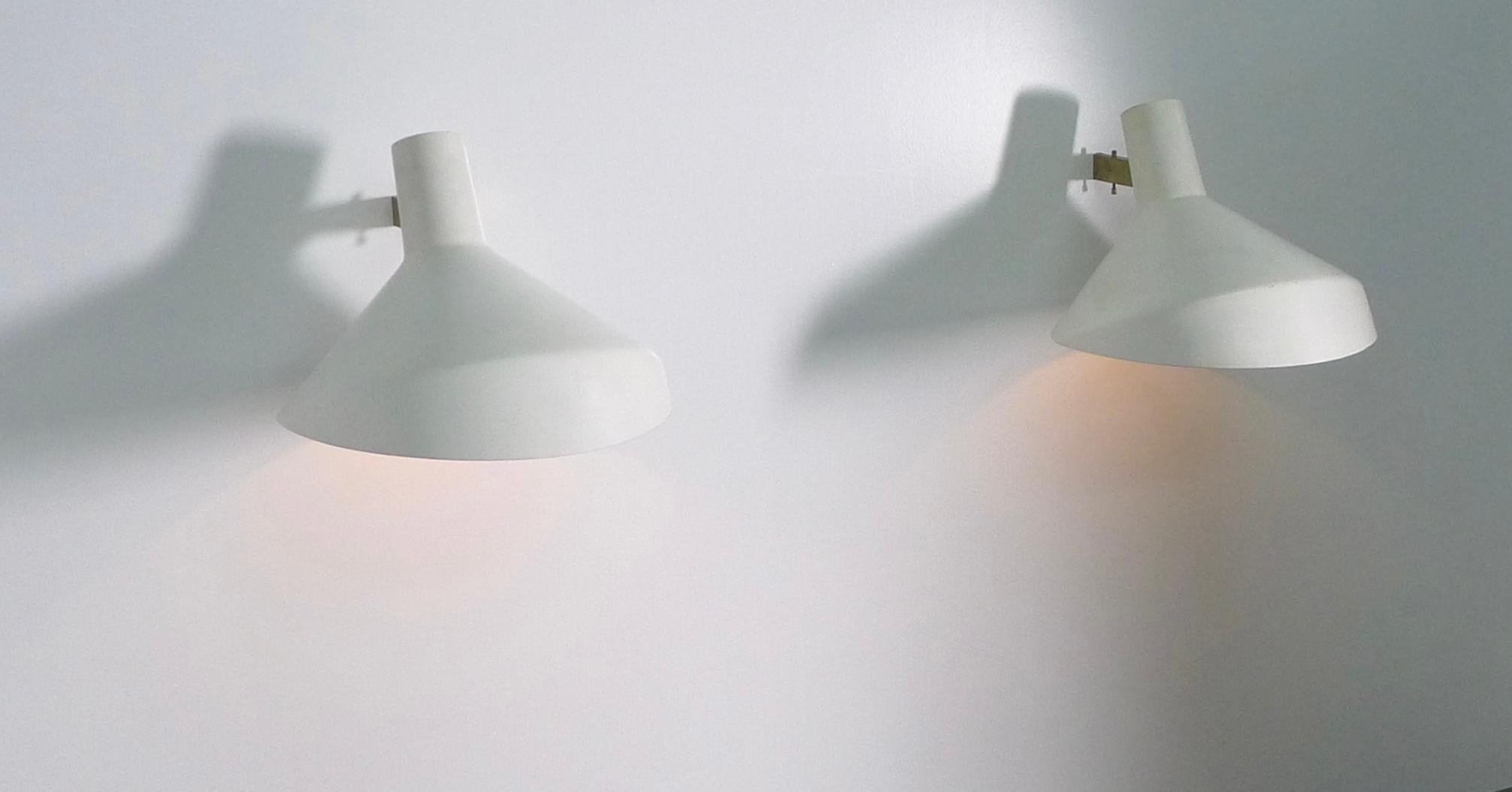 Gino Sarfatti for Arteluce, Pair of Model 225 White Wall Lights, 1957 In Good Condition For Sale In Wargrave, Berkshire