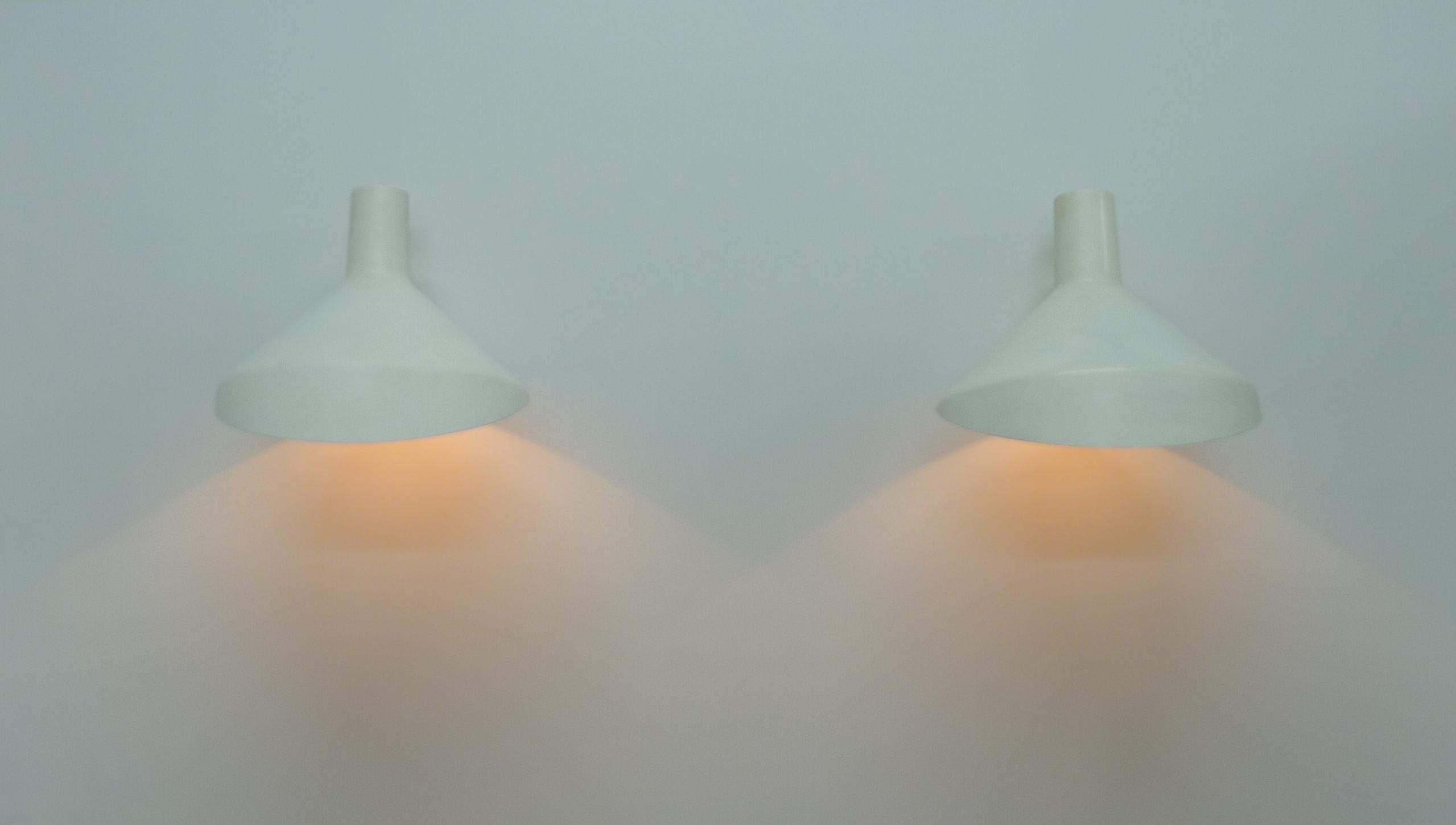 Gino Sarfatti for Arteluce, Pair of Model 225 White Wall Lights, 1957 For Sale 2