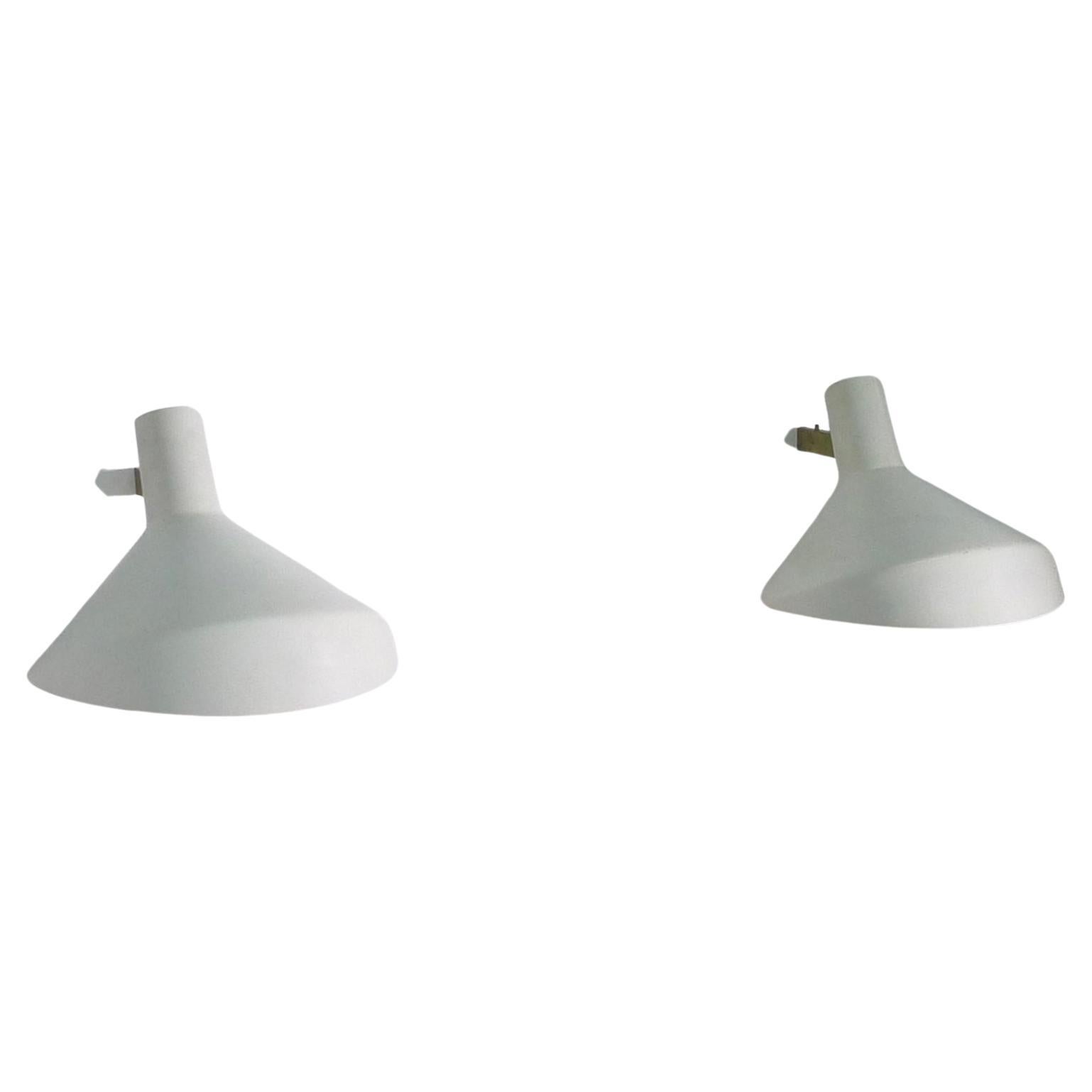 Gino Sarfatti for Arteluce, Pair of Model 225 White Wall Lights, 1957 For Sale