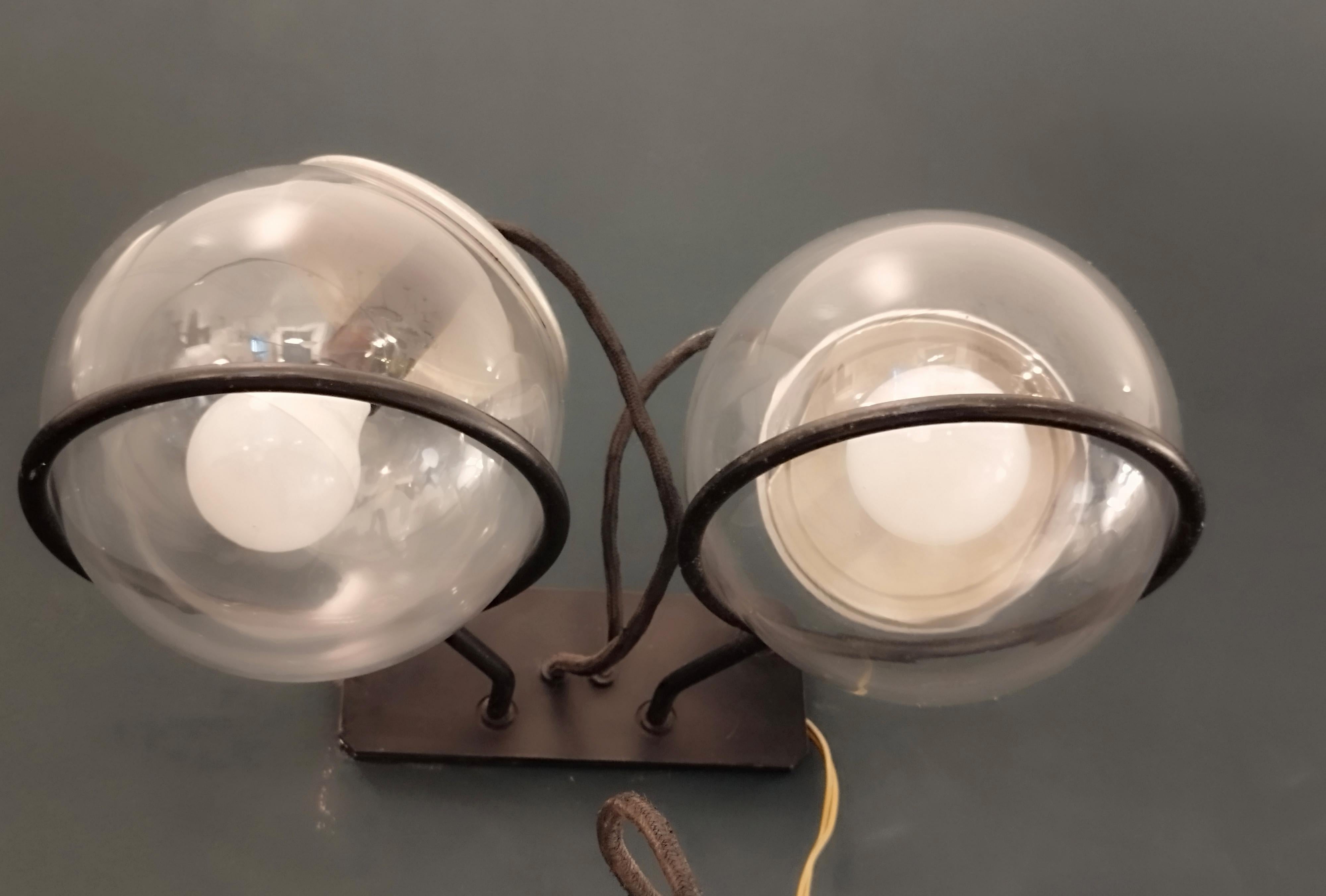 Rare and Original two pair of vintage wall sconces, model 238/2 by Gino Sarfatti for Arteluce, Milan. Italy, 1960
Two spherical diffusers with clear glass, resting on black lacquered iron bar support rings. Closed with an oxidized aluminum