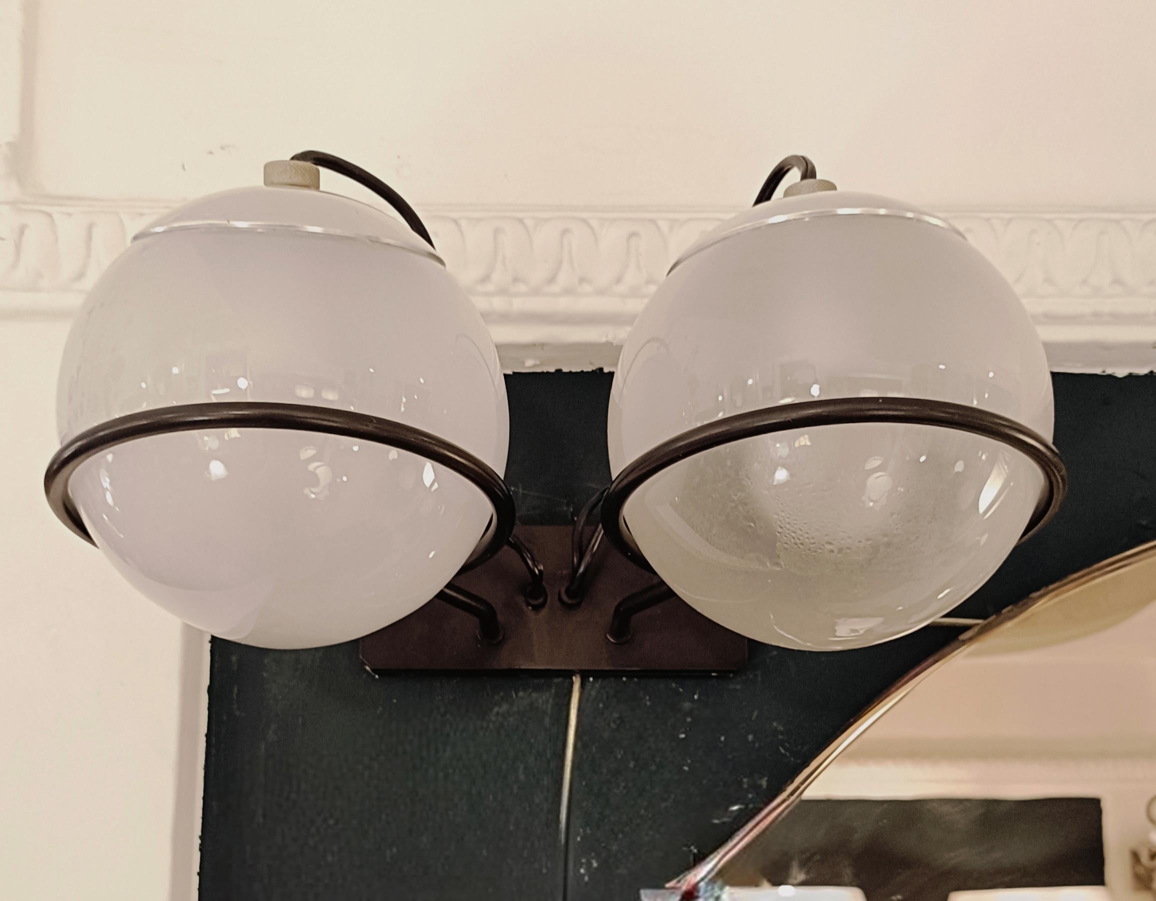 Raros y originales dos pares de apliques de pared vintage, modelo 237/2 de Gino Sarfatti para Arteluce, Milán. Italia, 1960
Dos difusores esféricos de cristal transparente, apoyados en anillos de soporte de barra de hierro lacado en negro. Cerrado